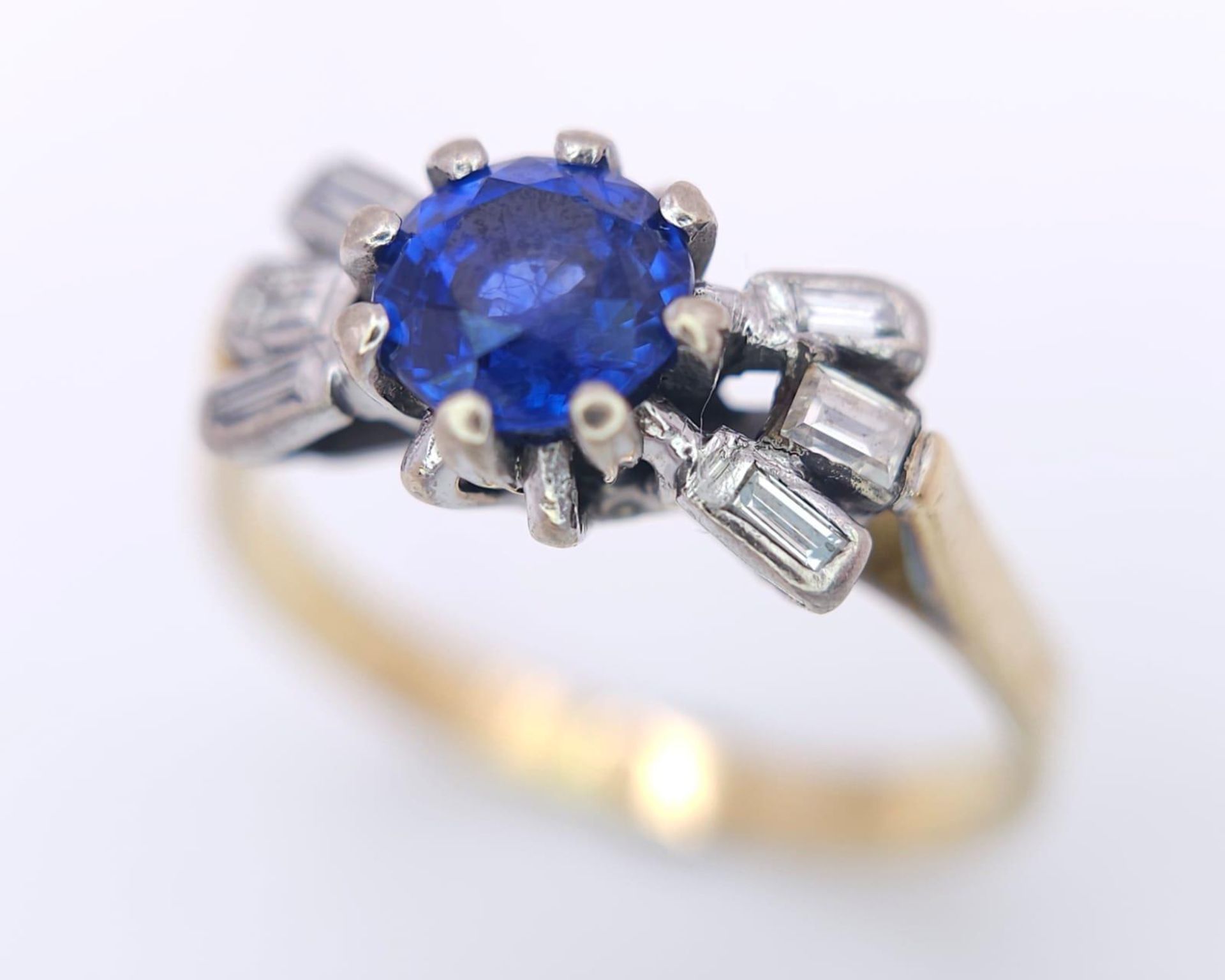 AN 18K YELLOW GOLD VINTAGE DIAMOND & SAPPHIRE RING. 3.7G. SIZE P. - Bild 2 aus 7