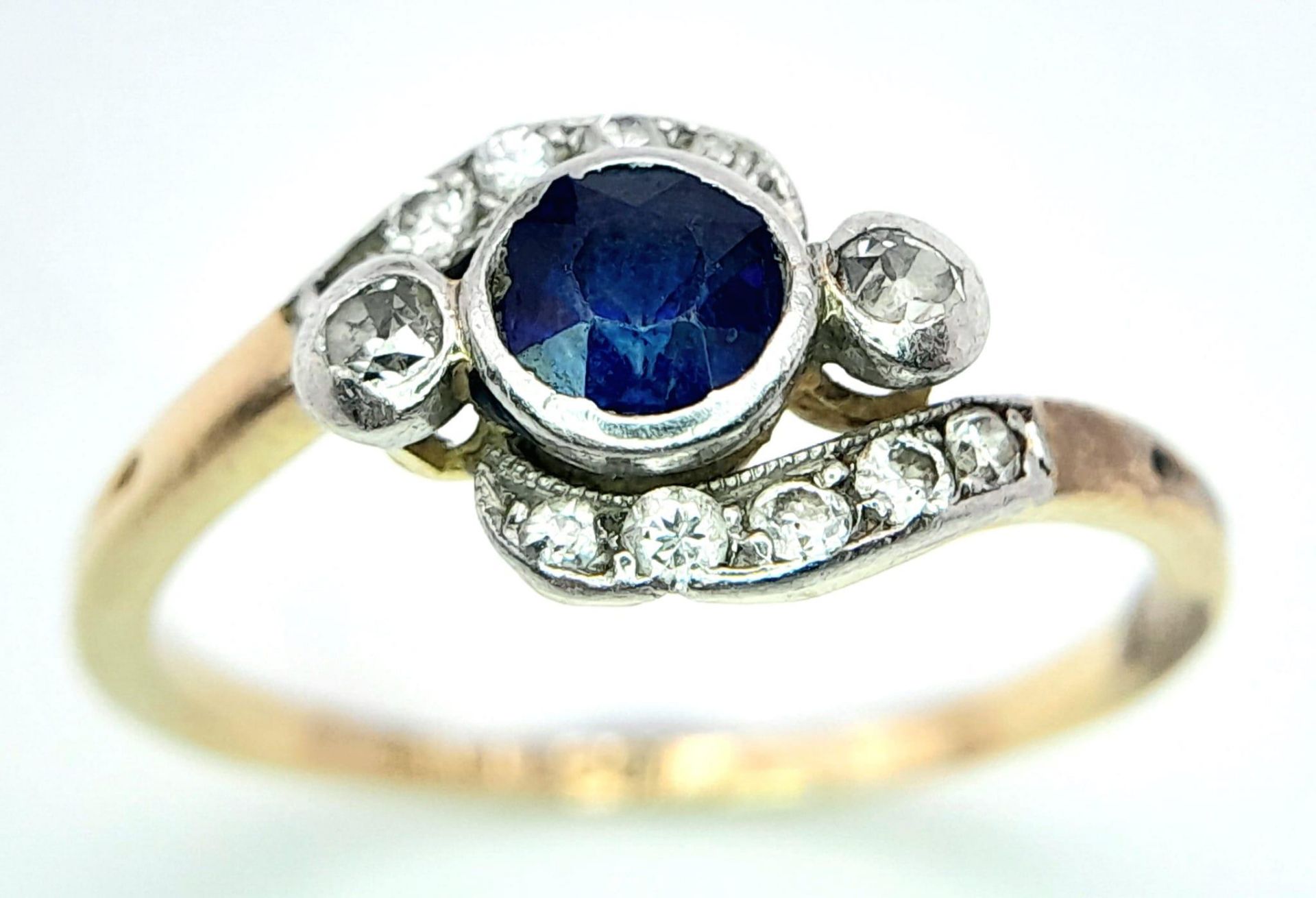 AN 18K YELLOW GOLD VINTAGE OLD CUT DIAMOND & SAPPHIRE RING. 2.5G. SIZE O. - Image 3 of 11
