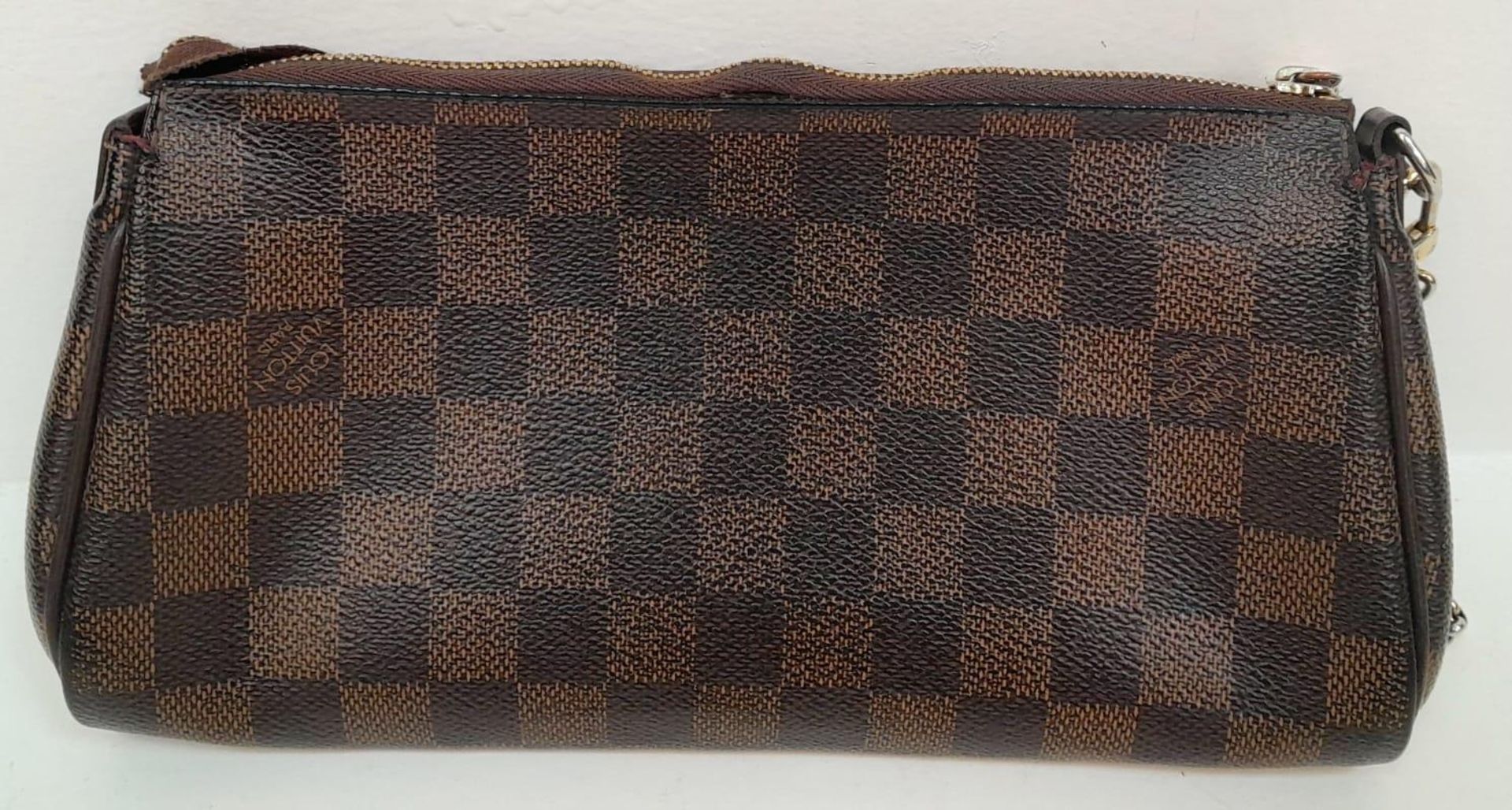 A Louis Vuitton Damier Ebene 'Eva' Pochette Shoulder Bag. Leather exterior with gold-toned hardware, - Bild 4 aus 6