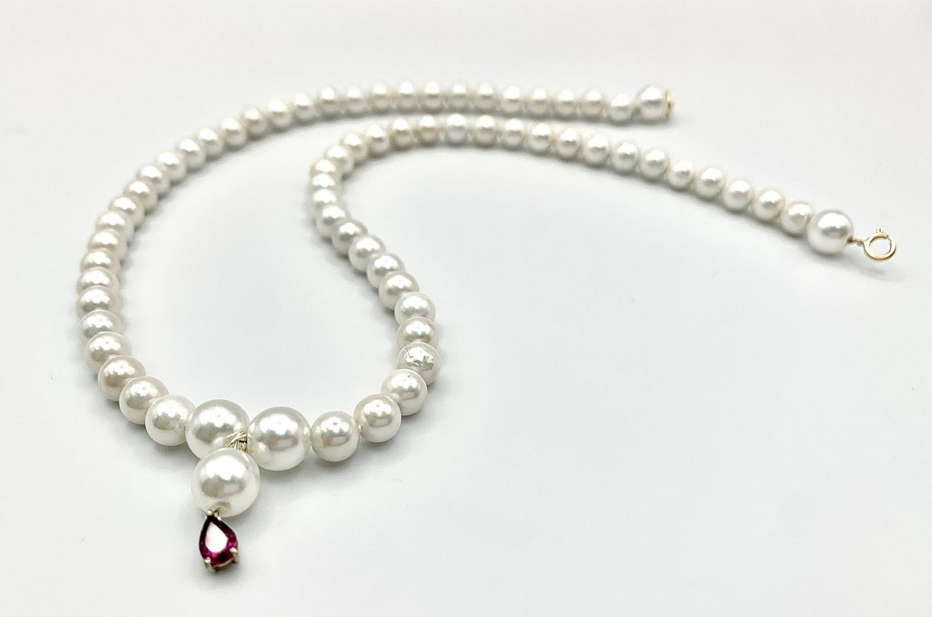 A faux pearl necklace with a 14 K yellow gold clasp and a small amethyst pendant. Length: 43 cm, - Image 4 of 7