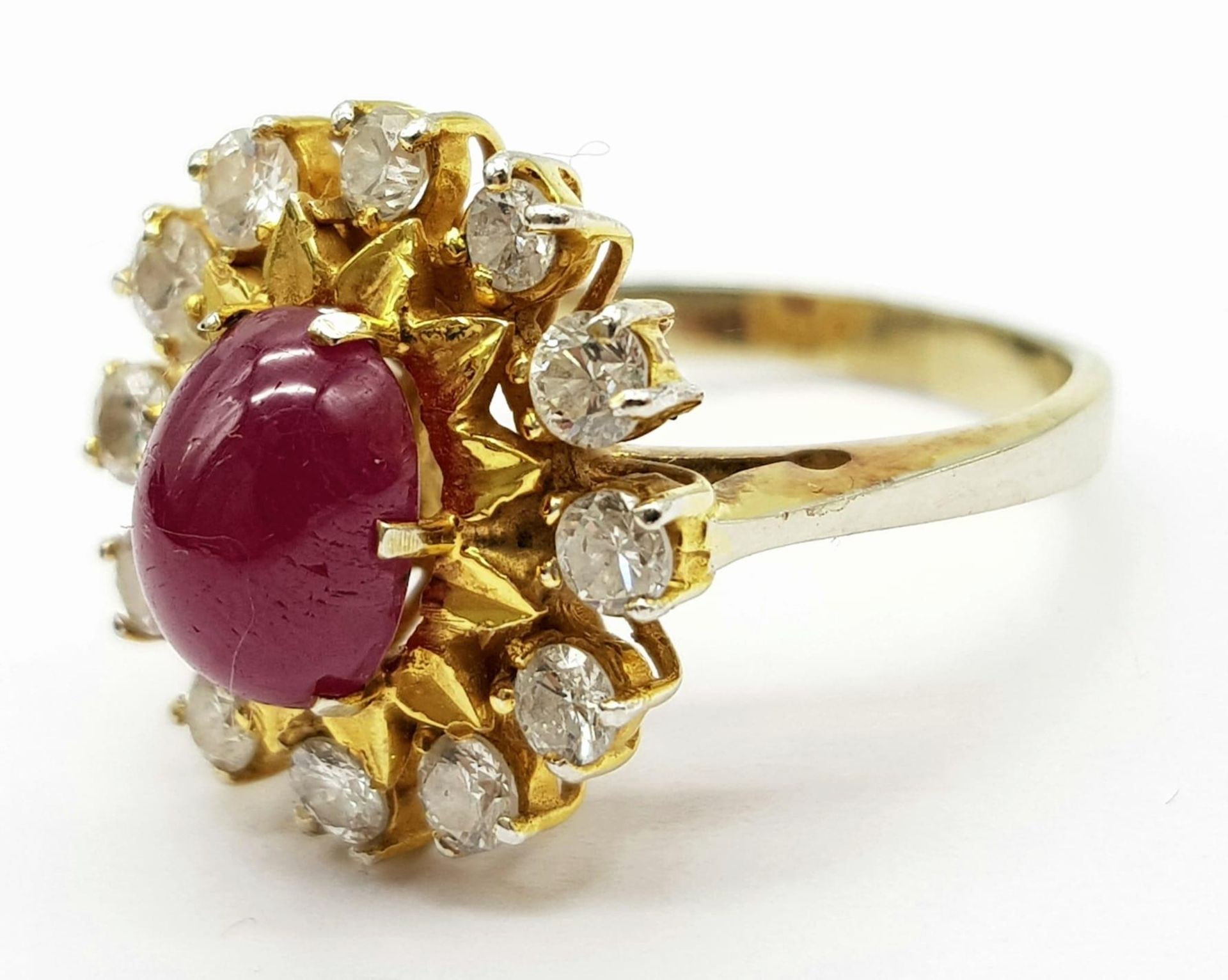 An 18K Gold (tested) Ruby and Diamond Ring. A 1.5ct high-grade ruby cabochon with a brilliant cut 12 - Bild 2 aus 6