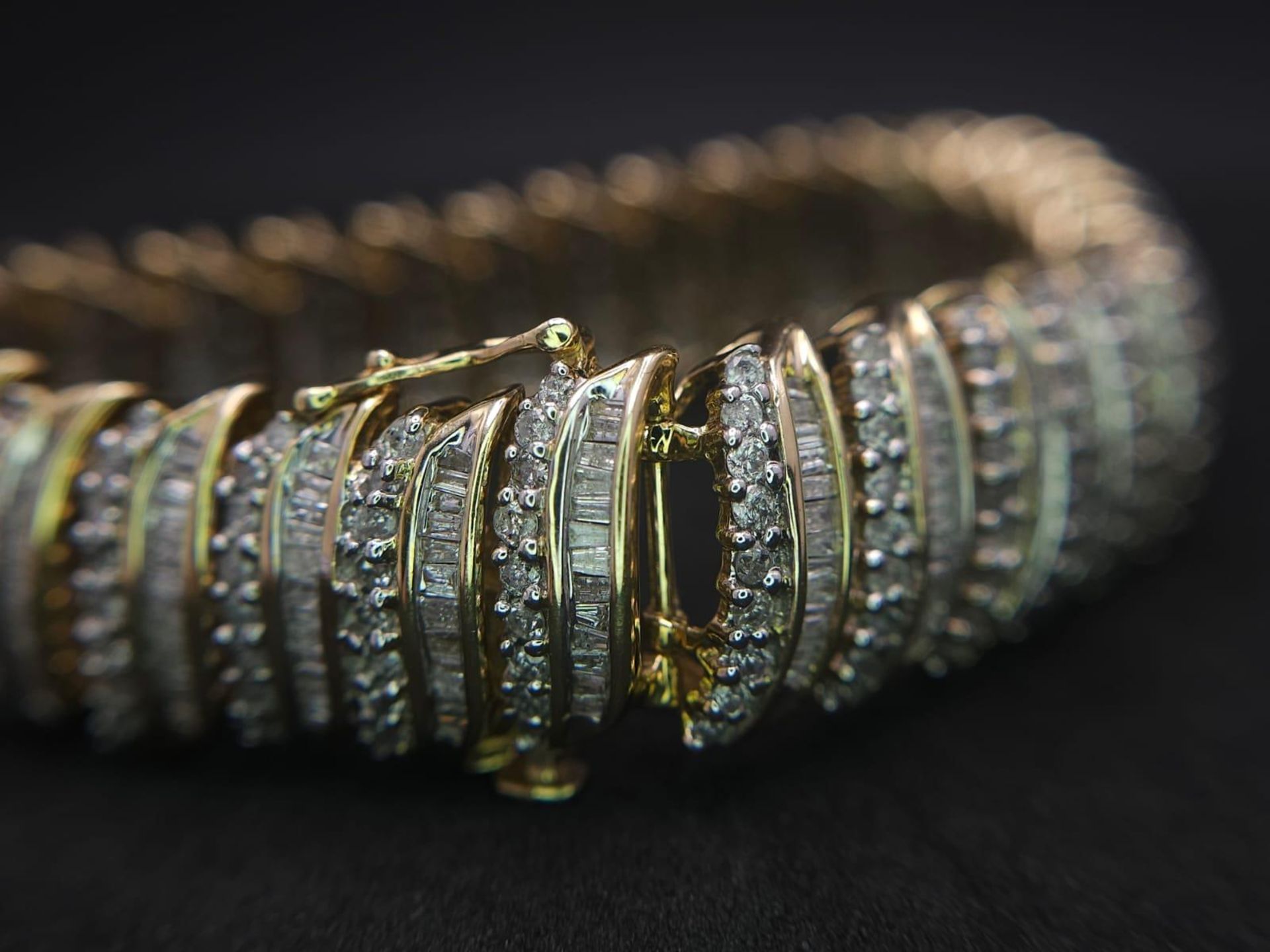 A BEAUTIFUL HEAD-TURNING 14K YELLOW GOLD DIAMOND TENNIS BRACELET WITH A MIXTURE OF ROUND AND - Image 6 of 10