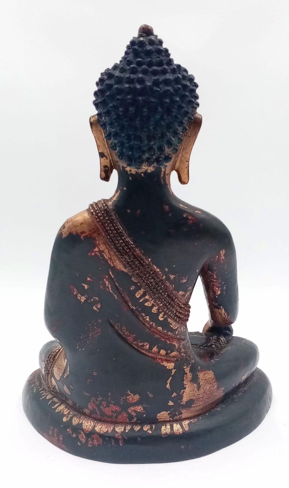 A Majestic Antique Chinese Seated Buddha Figure - Decorated with gilt and polychrome highlights. - Image 3 of 5