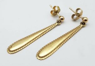 A pair of 9 K yellow gold long pendant earrings, length: 36 mm, weight: 1.7 g.