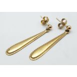 A pair of 9 K yellow gold long pendant earrings, length: 36 mm, weight: 1.7 g.