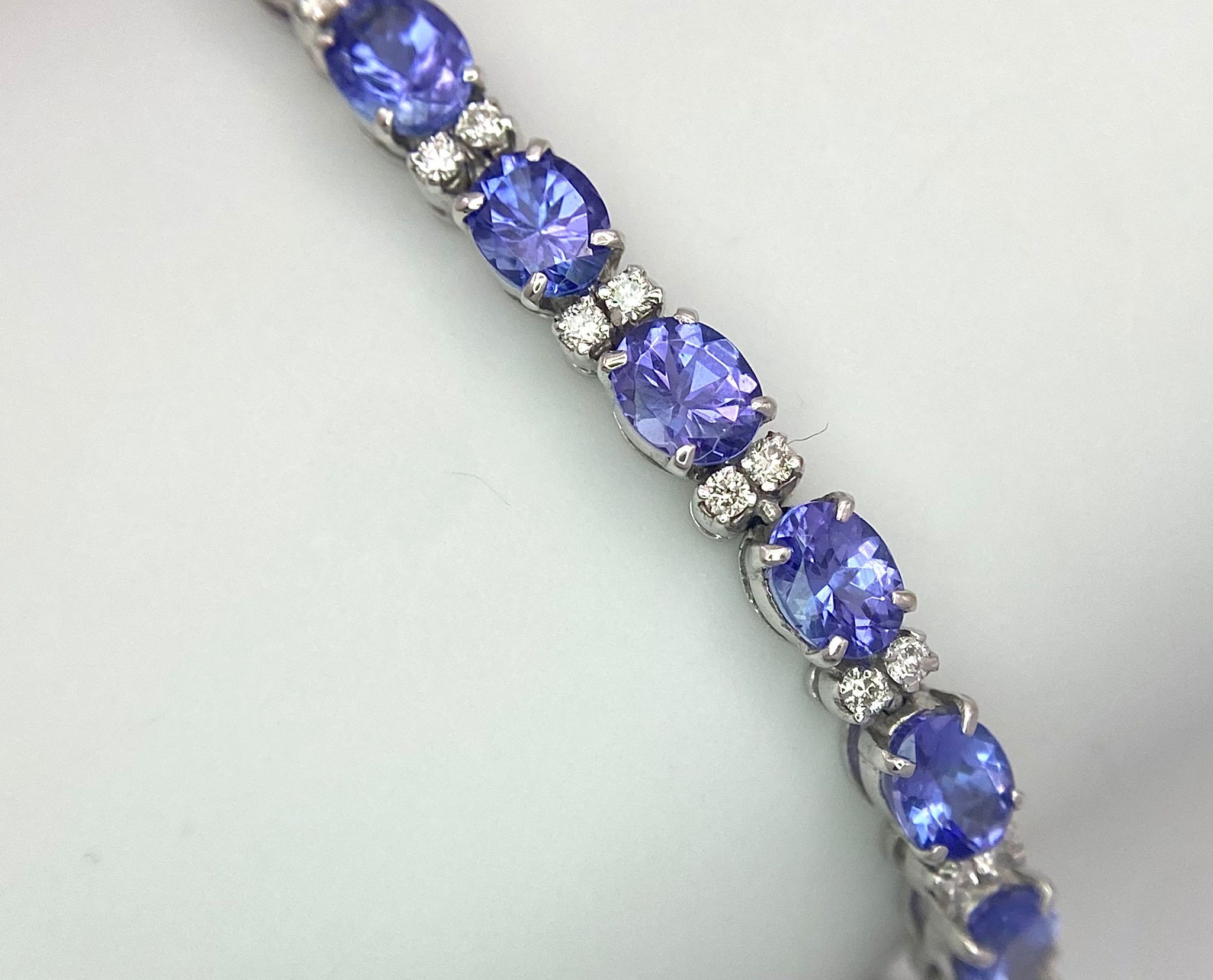 A spectacular 18 K white gold bracelet with oval cut tanzanite gems and round cut diamonds. - Image 10 of 16