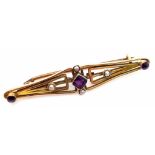 An ART DECO 9 K yellow gold brooch with seed pearls and amethysts. Length: 47 mm, weight: 3 g.