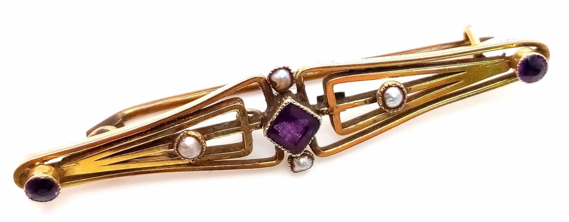 An ART DECO 9 K yellow gold brooch with seed pearls and amethysts. Length: 47 mm, weight: 3 g.