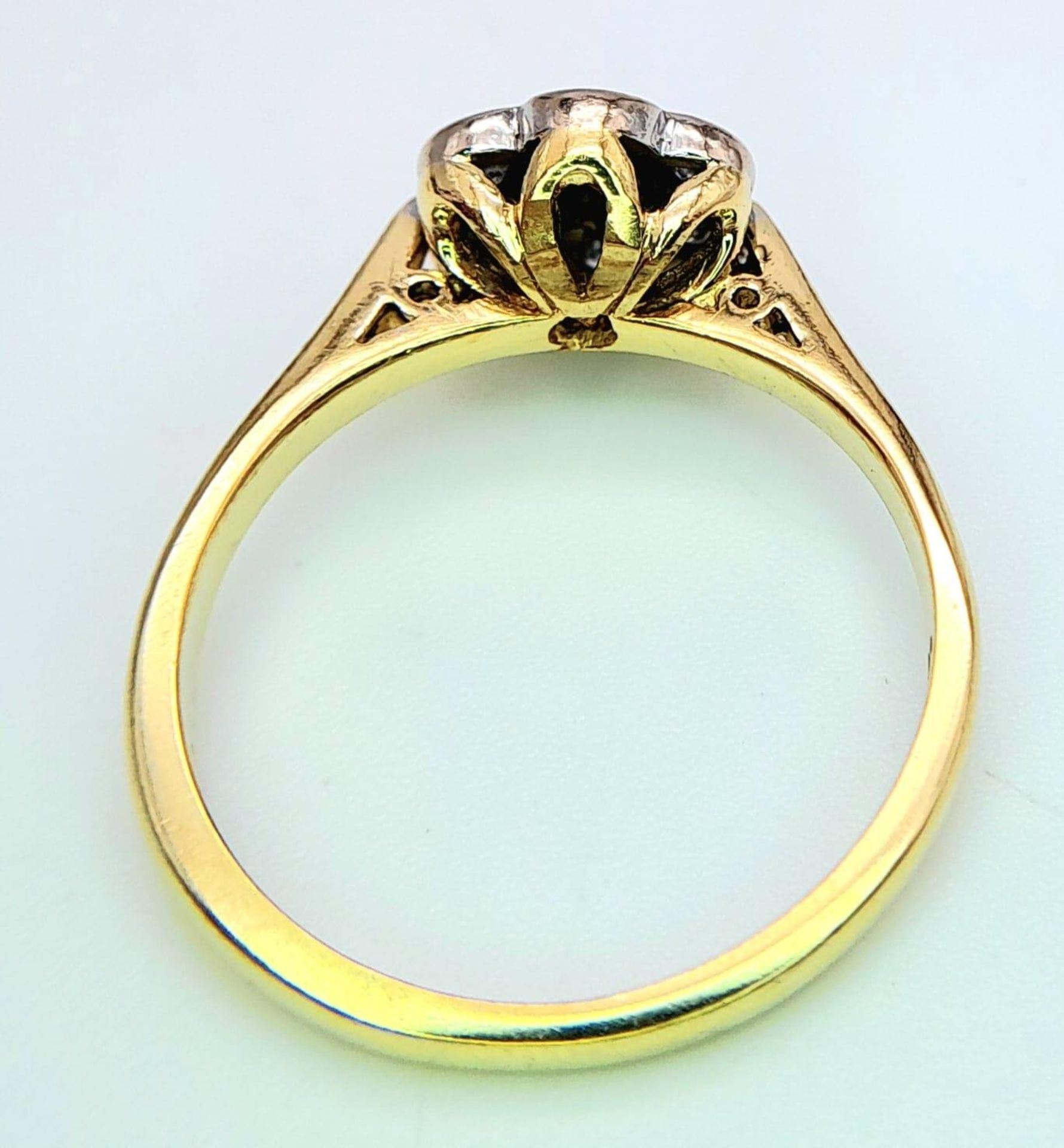 AN 18K YELLOW GOLD DIAMOND FLOWER CLUSTER RING. 0.25CTW. 3.8G. SIZE M. - Image 4 of 5