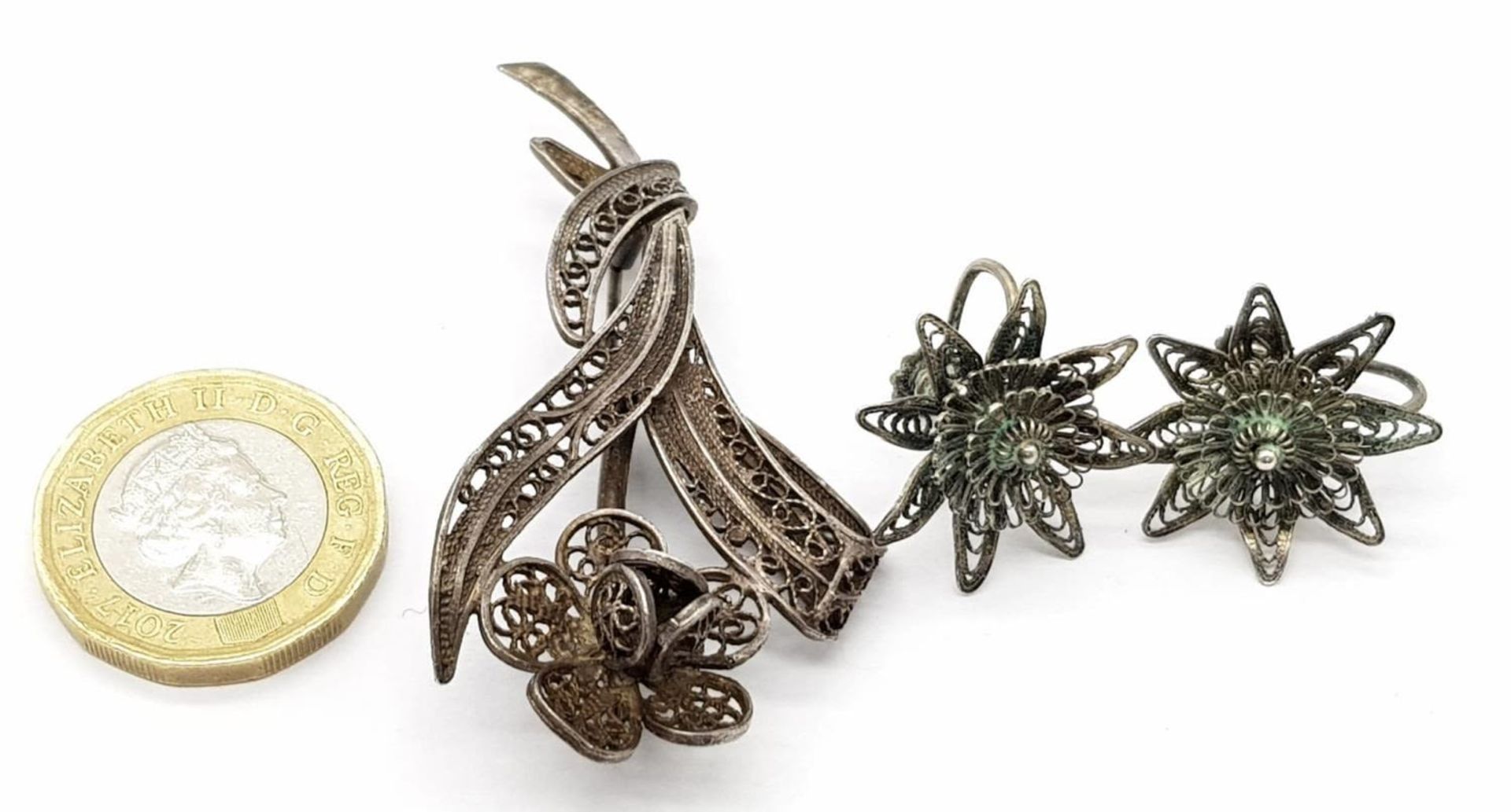 A matching set of sterling silver floral filigree brooch and a pair of screw earrings. Total - Bild 3 aus 3