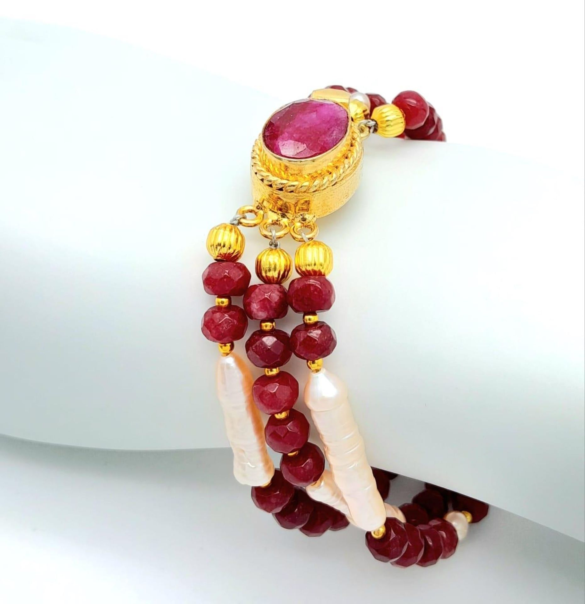 A very glamorous three row necklace and bracelet set with multi-faceted rubies and large, pink, - Bild 8 aus 10