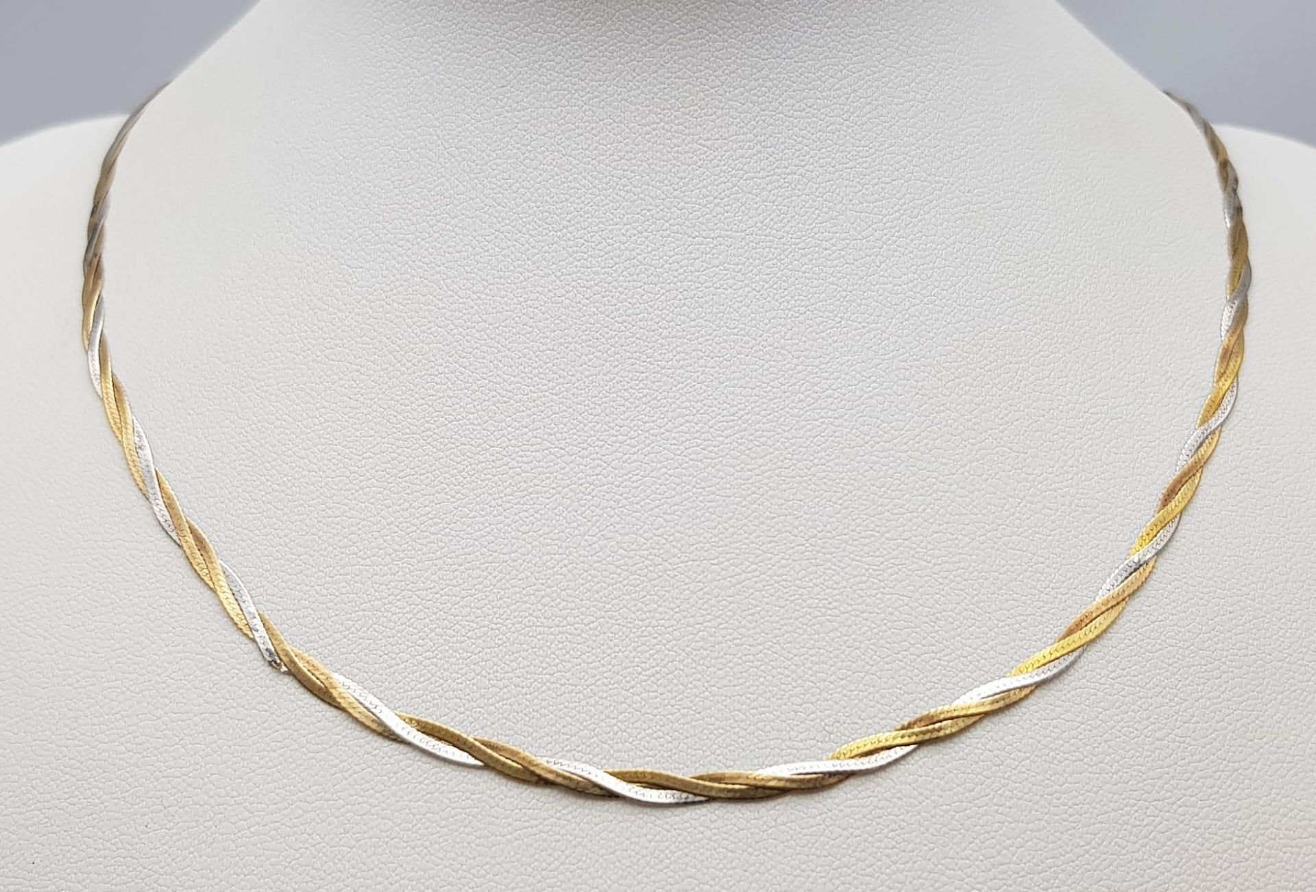 A Yellow and White Gold Intertwined Flat Necklace. Small kink so a/f. 40cm. 3g weight. - Bild 3 aus 9