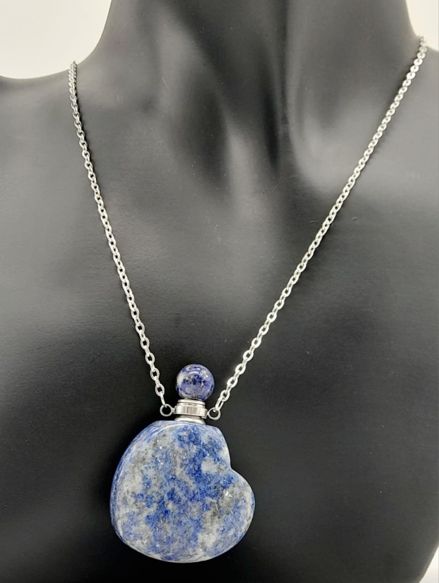 A Lapis Lazuli Bottle Pendant on a White Chain. 4cm and 50cm. - Bild 5 aus 5