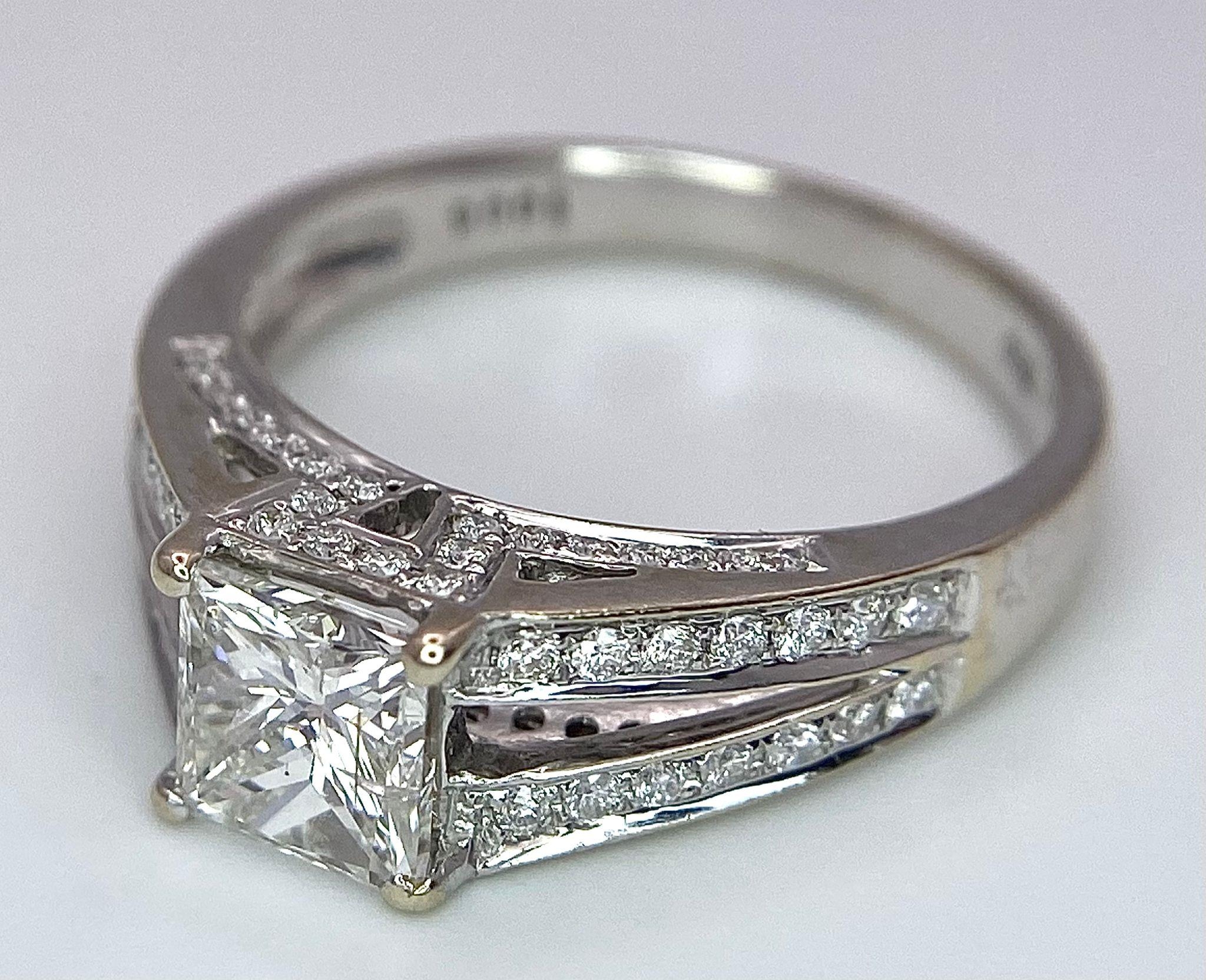 An 18K White Gold Diamond Ring. Central VS2 1ct Princess Cut Near White Diamond with Round Cut - Image 6 of 10