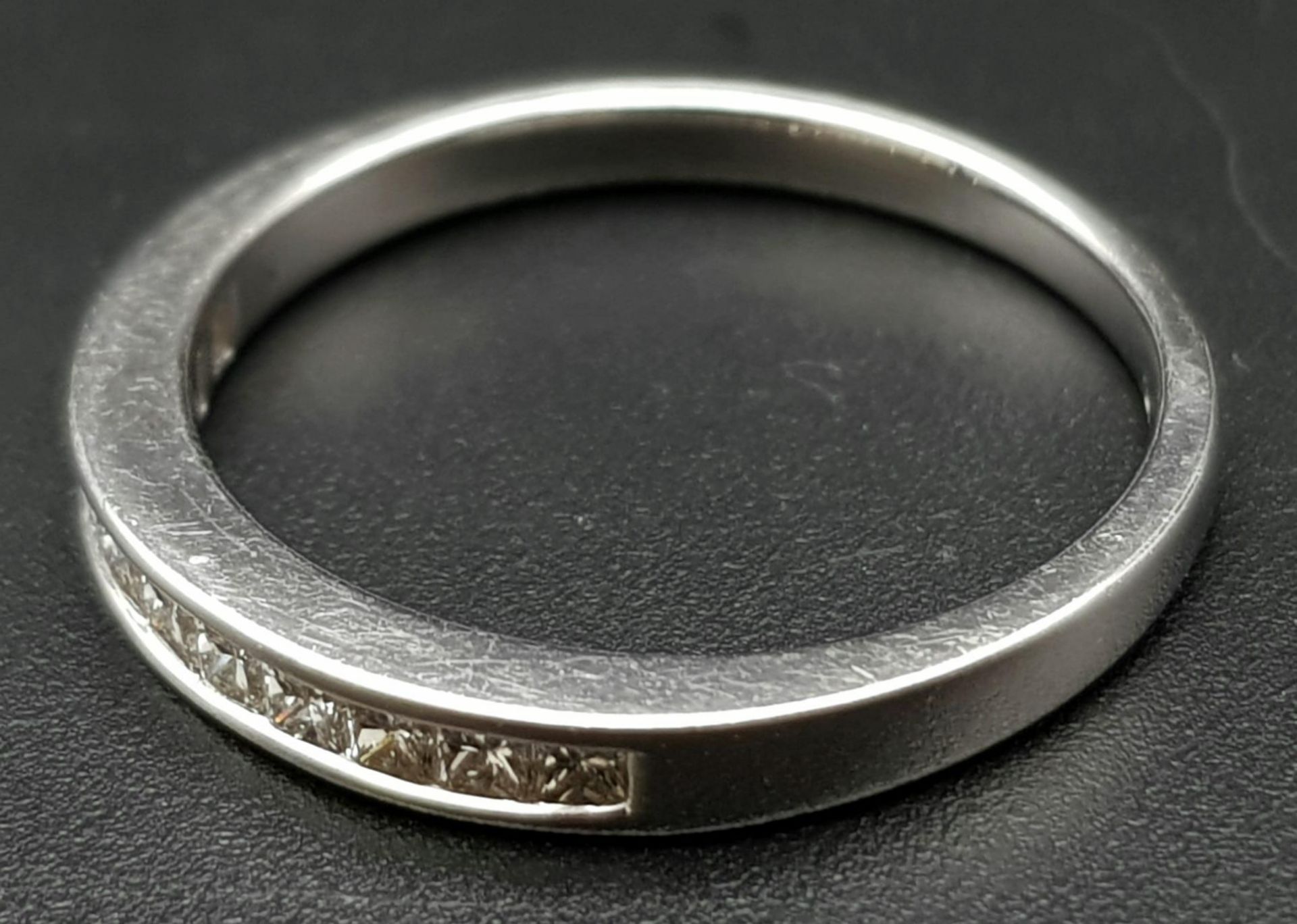 AN 18K WHITE GOLD DIAMOND 1/2 ETERNITY RING. CHANNEL SET PRINCESS CUTS. 0.35CTW. 2.5G. SIZE M - Image 3 of 5
