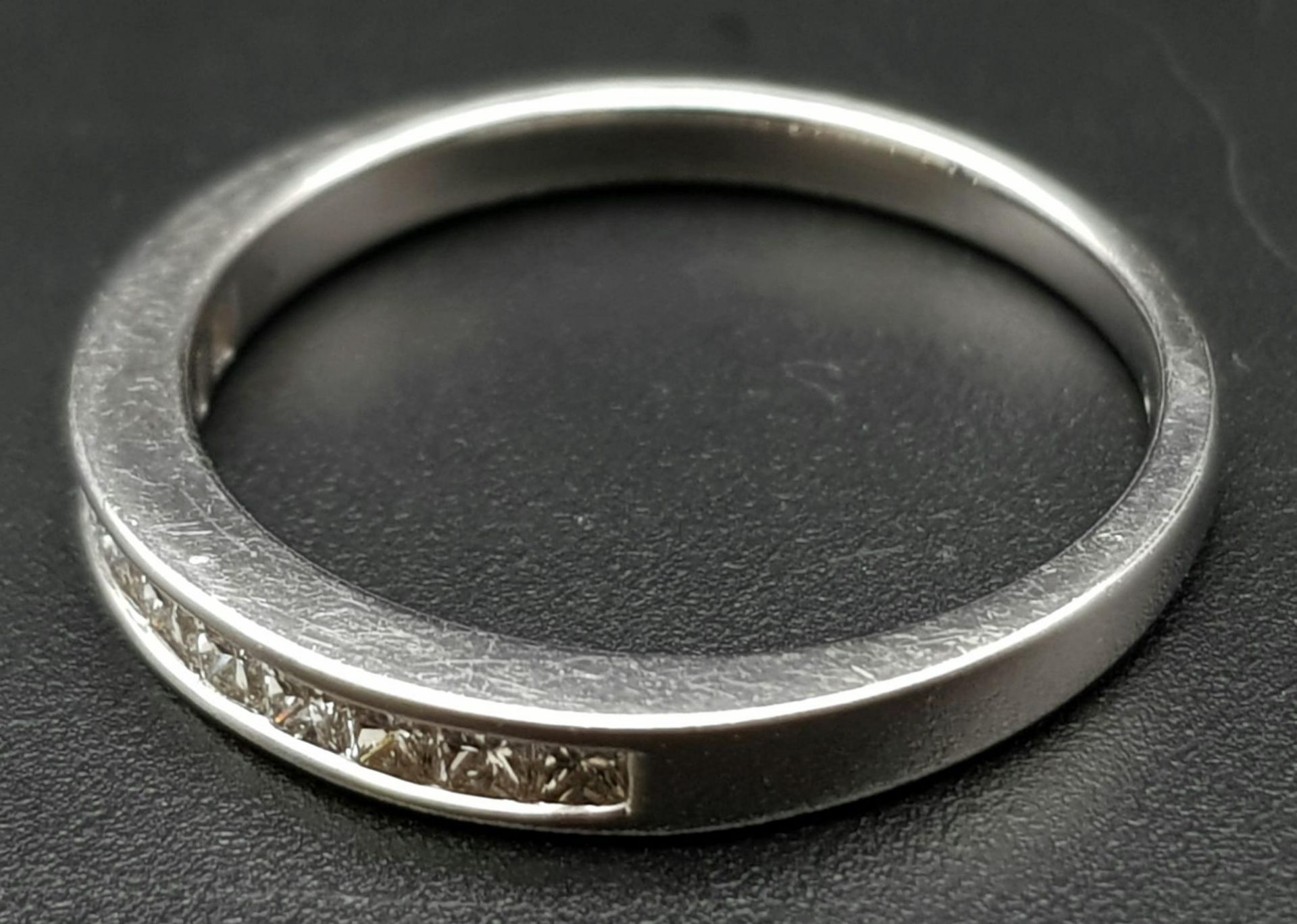 AN 18K WHITE GOLD DIAMOND 1/2 ETERNITY RING. CHANNEL SET PRINCESS CUTS. 0.35CTW. 2.5G. SIZE M - Bild 3 aus 5