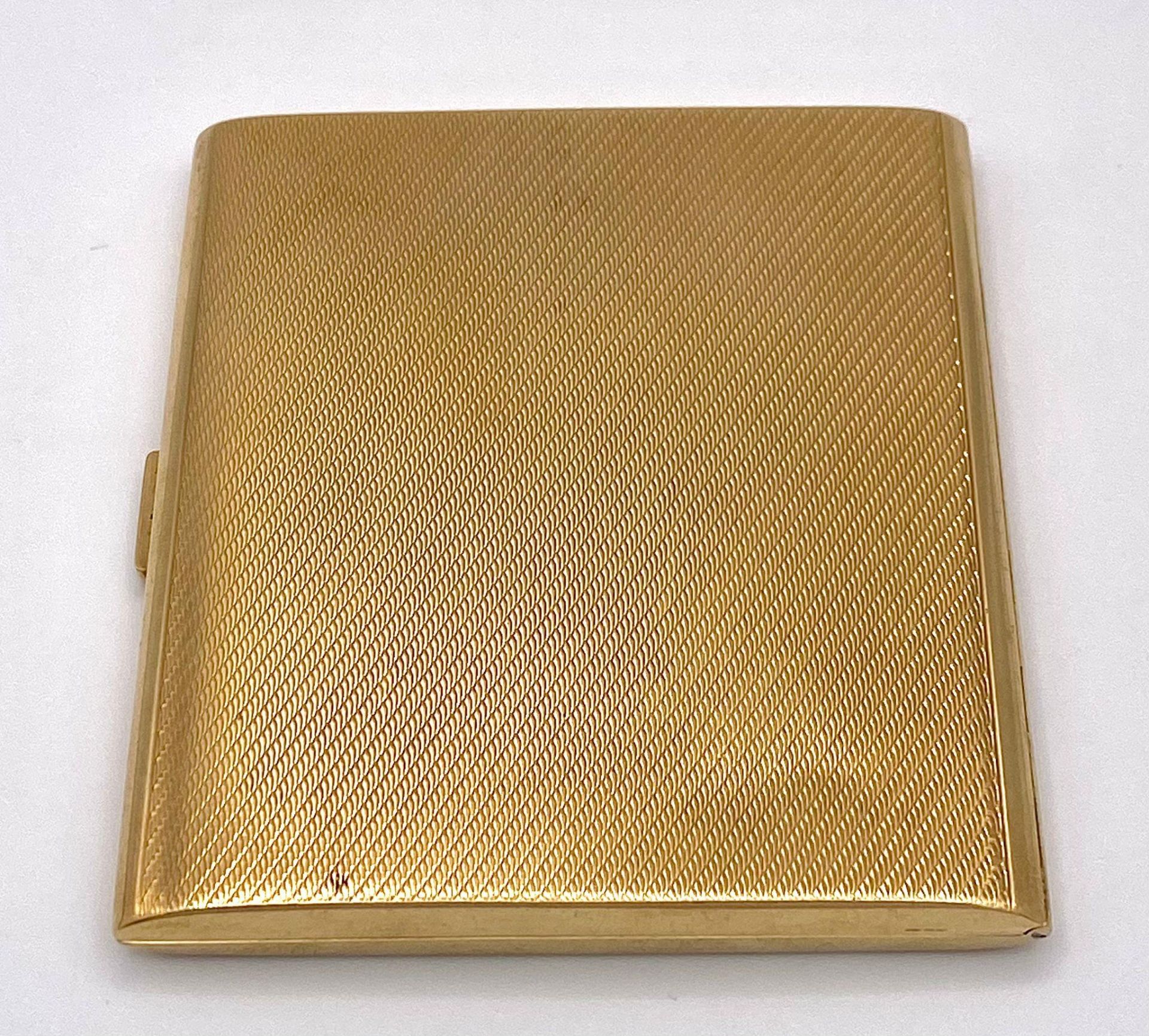 A Vintage 9K Yellow Solid Gold Cigarette Case. 8cm x 7.5cm. 72.9g weight. Full UK hallmarks. - Bild 3 aus 7