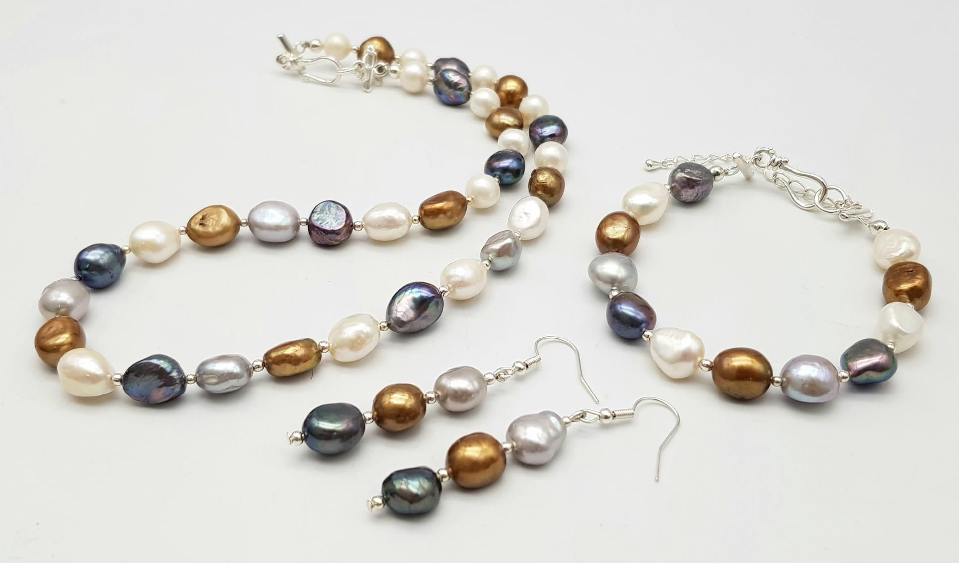 A natural, multi-coloured pearl necklace, bracelet and earrings set, in a presentation box. Necklace - Image 2 of 12