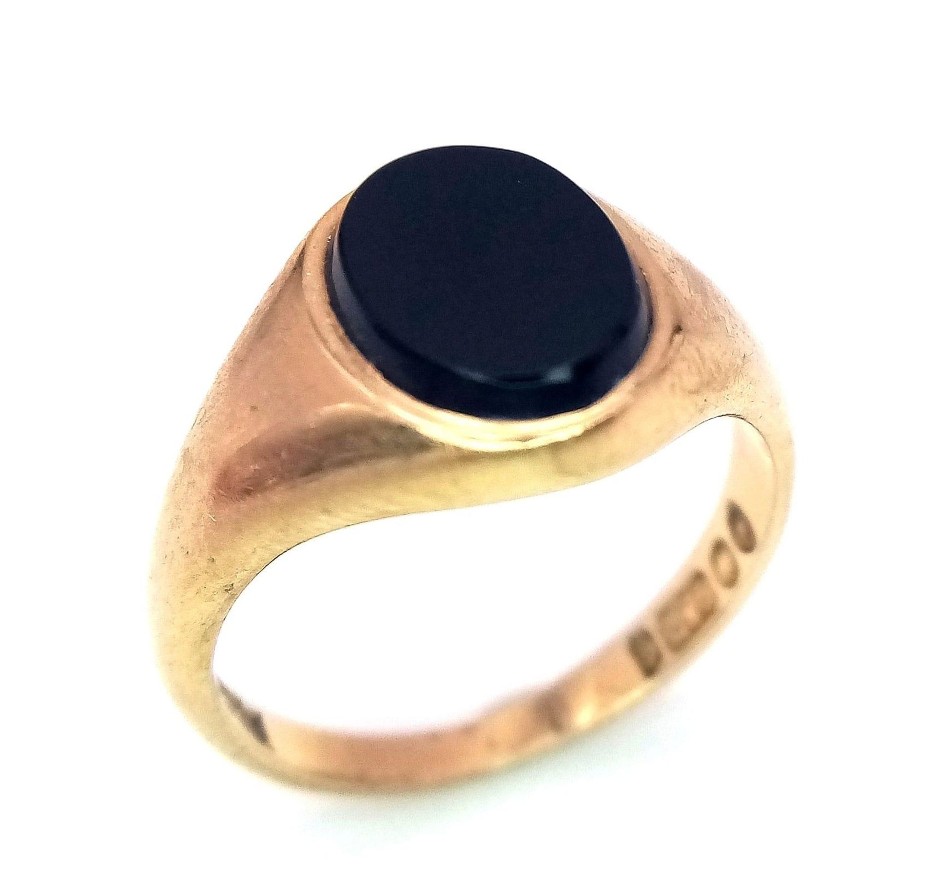 A 9K GOLD RING WITH OVAL BLACK ONYX STONE . 3.6gms size L