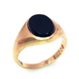 A 9K GOLD RING WITH OVAL BLACK ONYX STONE . 3.6gms size L