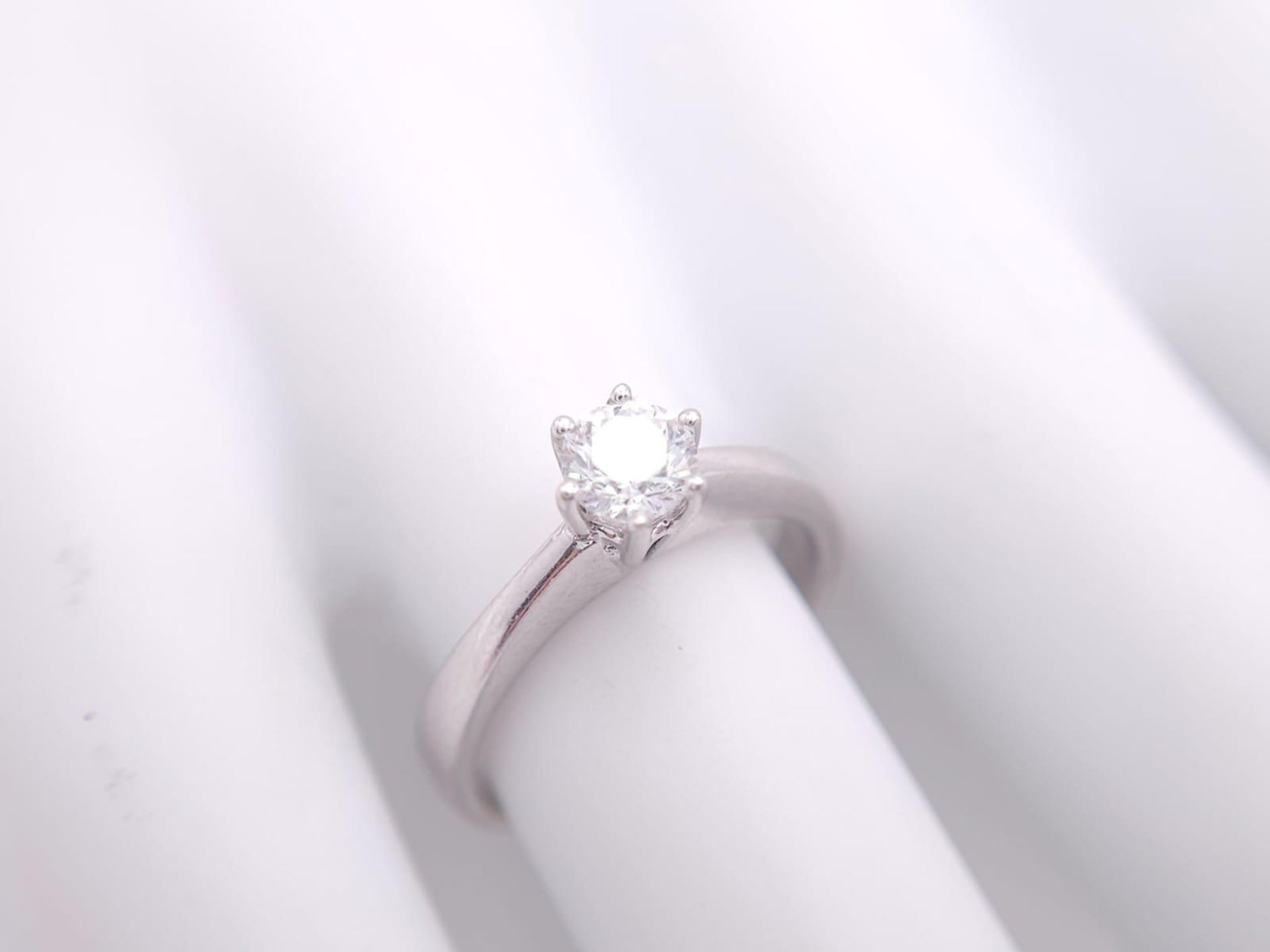 AN 18K WHITE GOLD DIAMOND SOLITAIRE RING - 0.50CT. 6 CLAW SETTING. 3.9G. SIZE N - Bild 7 aus 7