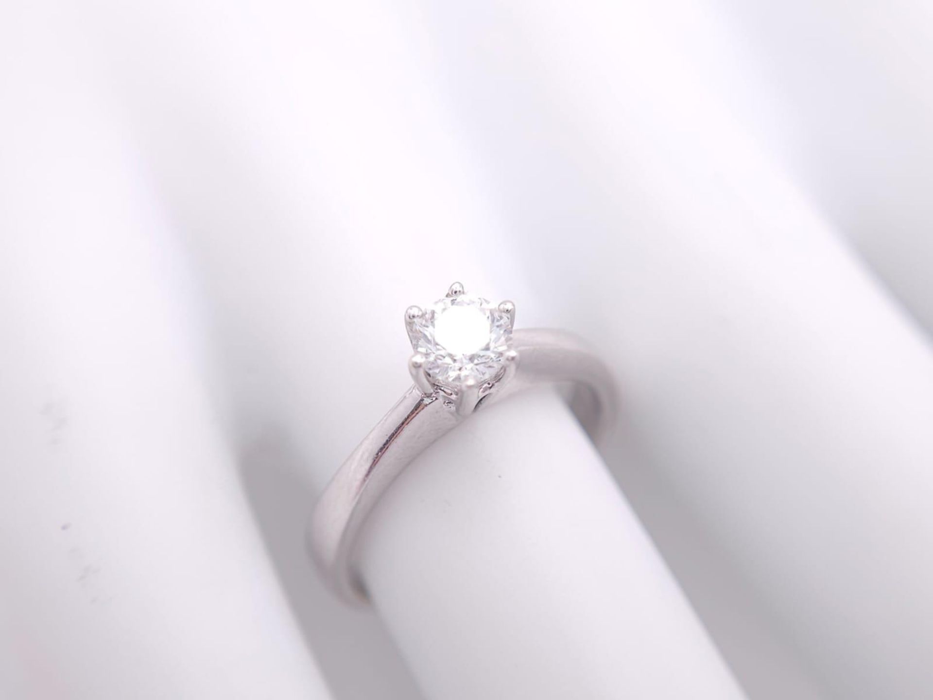 AN 18K WHITE GOLD DIAMOND SOLITAIRE RING - 0.50CT. 6 CLAW SETTING. 3.9G. SIZE N - Image 7 of 7