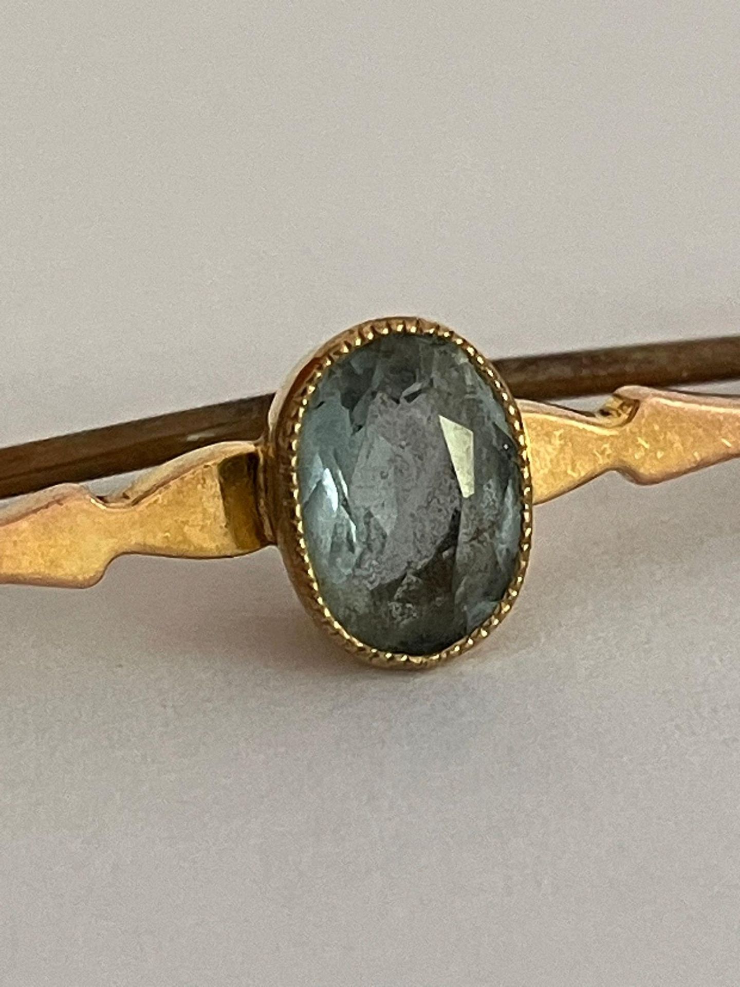 Vintage 9 carat GOLD and BLUE TOPAZ BAR BROOCH. Complete with original vintage case. 1.9 grams. - Image 2 of 4