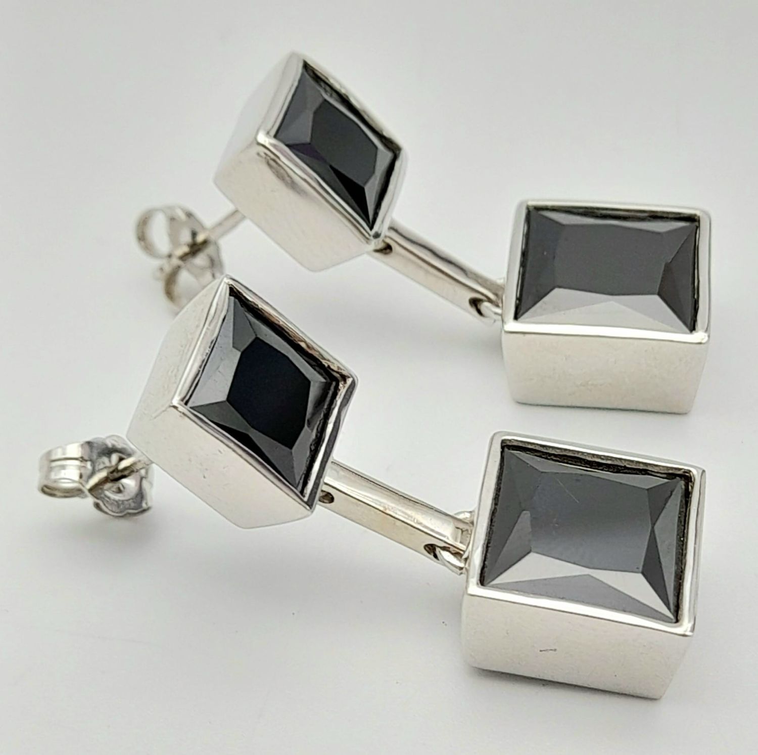 A MODERNIST DESIGNED PAIR OF STERLING SILVER STONE SET DROP EARRINGS, WEIGHT 14.4G - Image 7 of 12