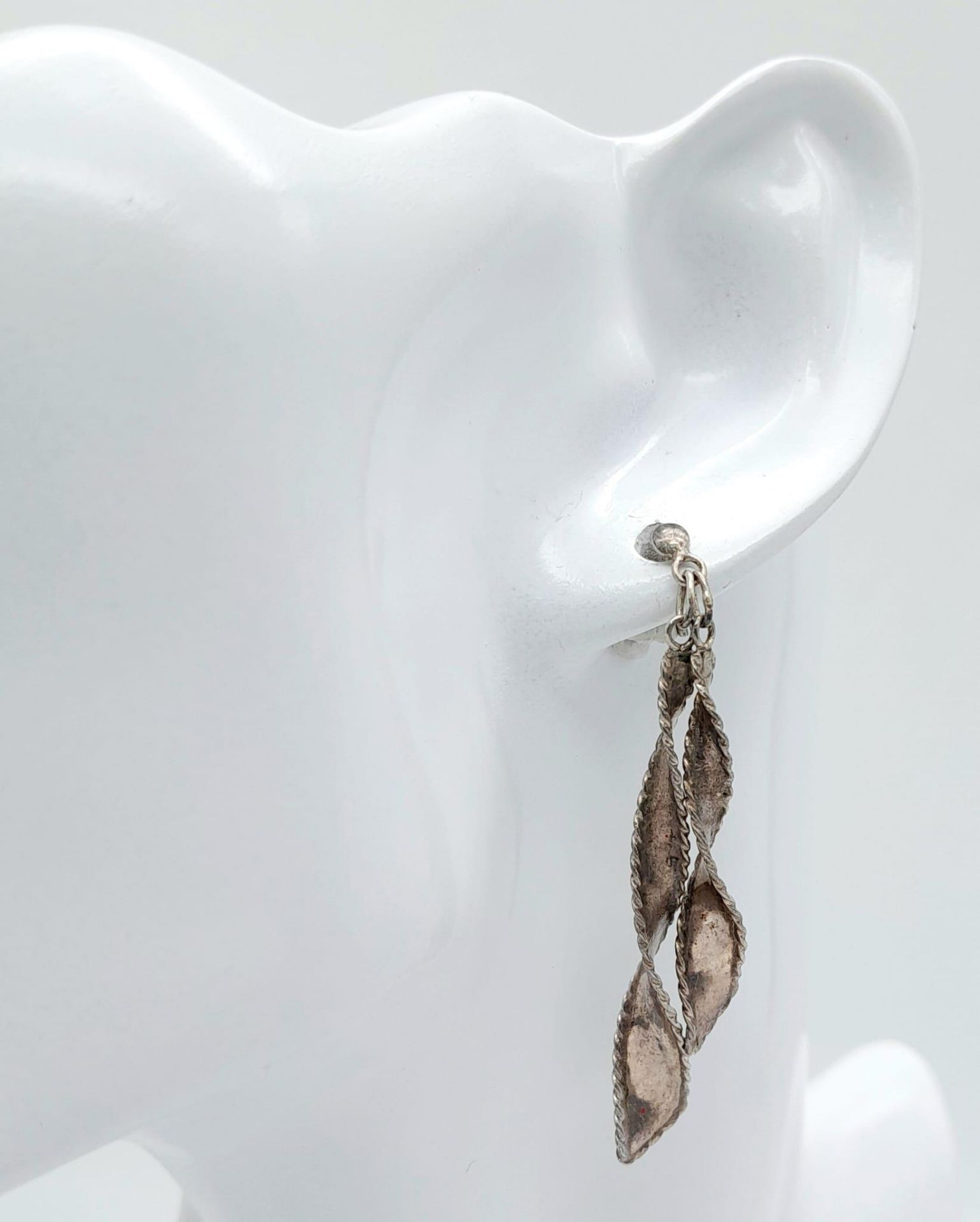 2X stylist pairs of vintage silver earrings. Total weight 6.6G. Please see photos for details. - Image 4 of 7