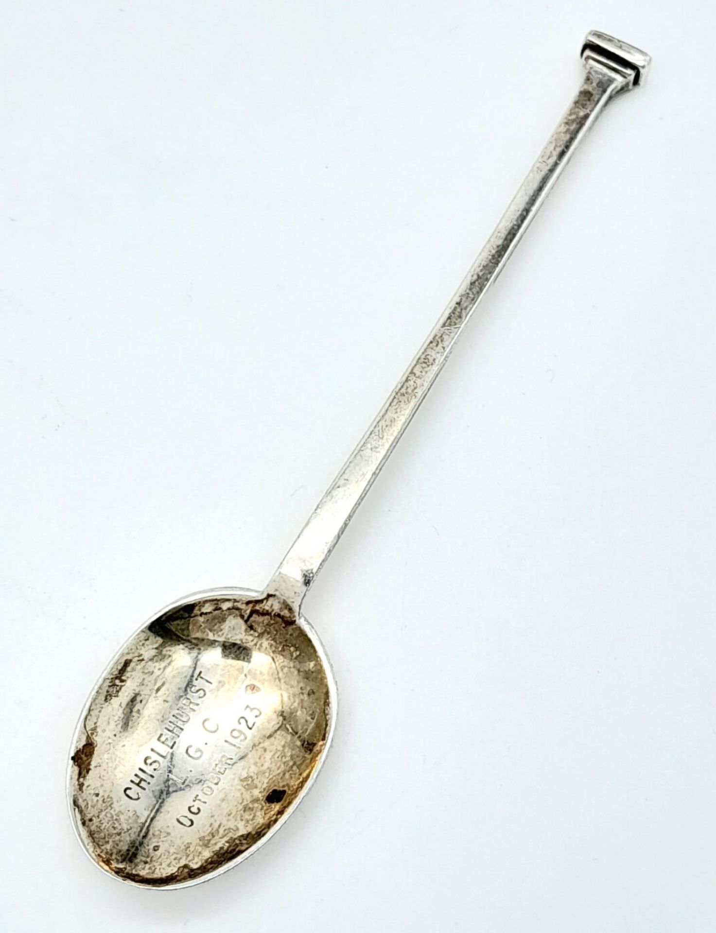 An antique sterling silver commemorative spoon with full London hallmarks, 1921. Total weight 12.8G.