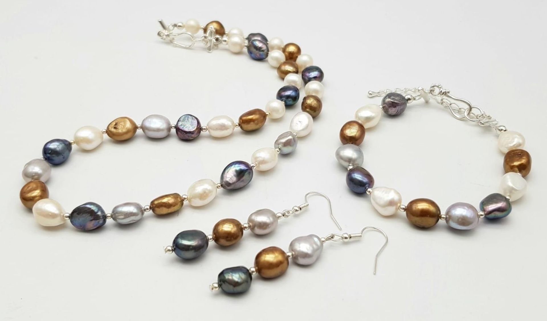 A natural, multi-coloured pearl necklace, bracelet and earrings set, in a presentation box. Necklace - Bild 5 aus 12