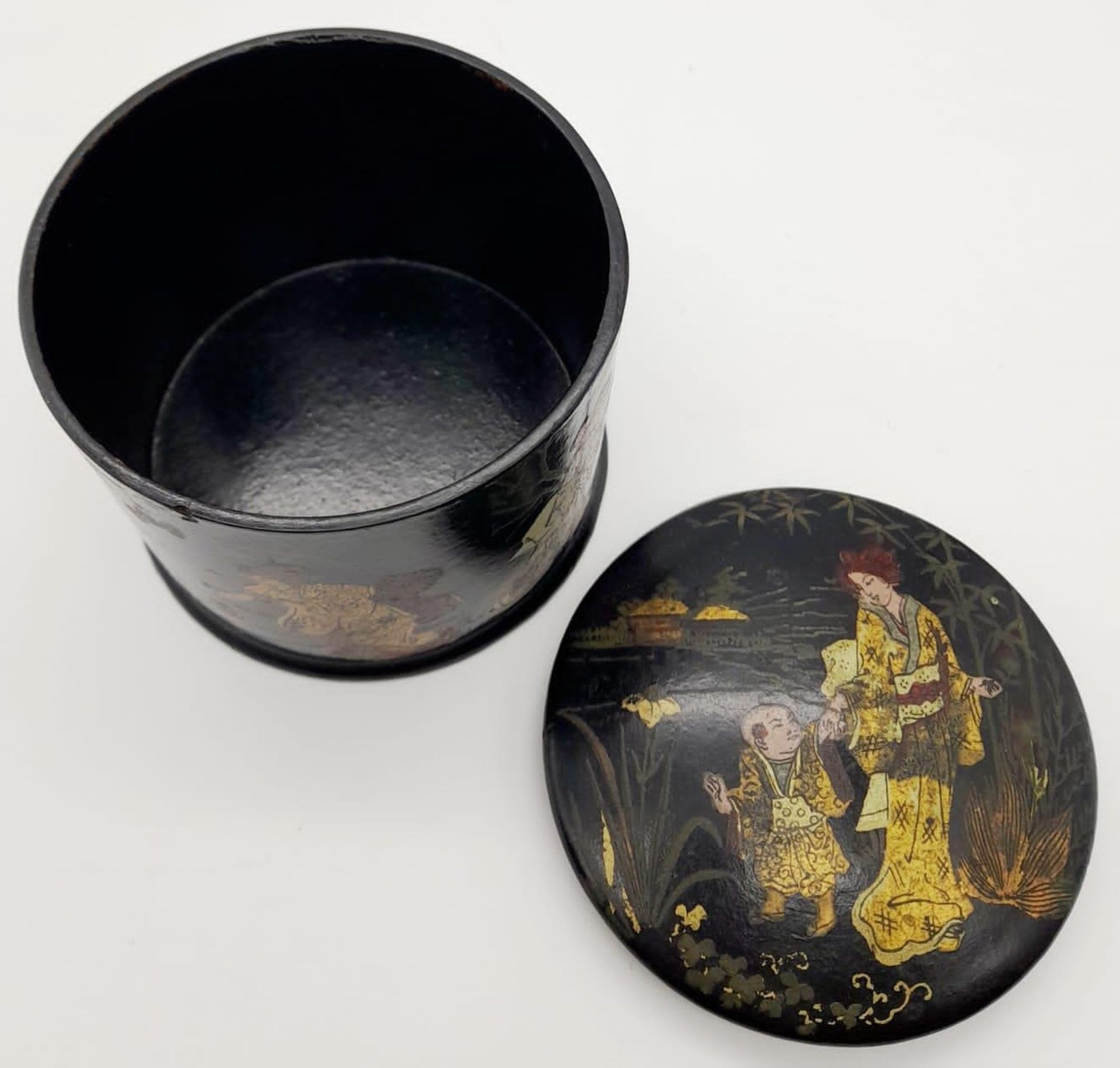 An Antique Chinese Black Lacquer Box. Wonderful decoration with gold on black depicting Mothers at - Bild 4 aus 13
