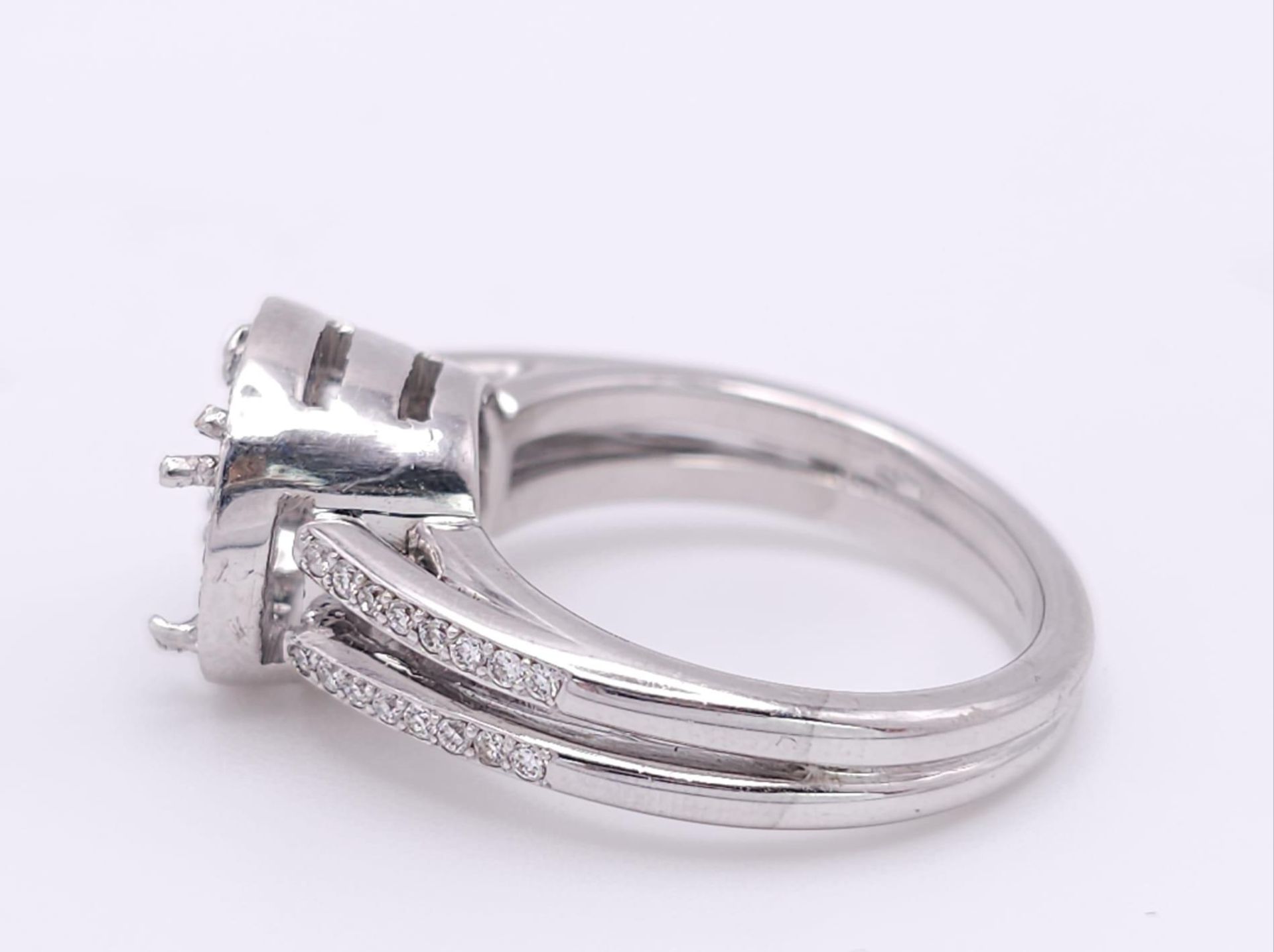 AN 18K WHITE GOLD DIAMOND RING - SET HALO MOUNT WITH DIAMOND SET SPLIT SHOULDERS. SHANK RING MOUNT - Bild 5 aus 8