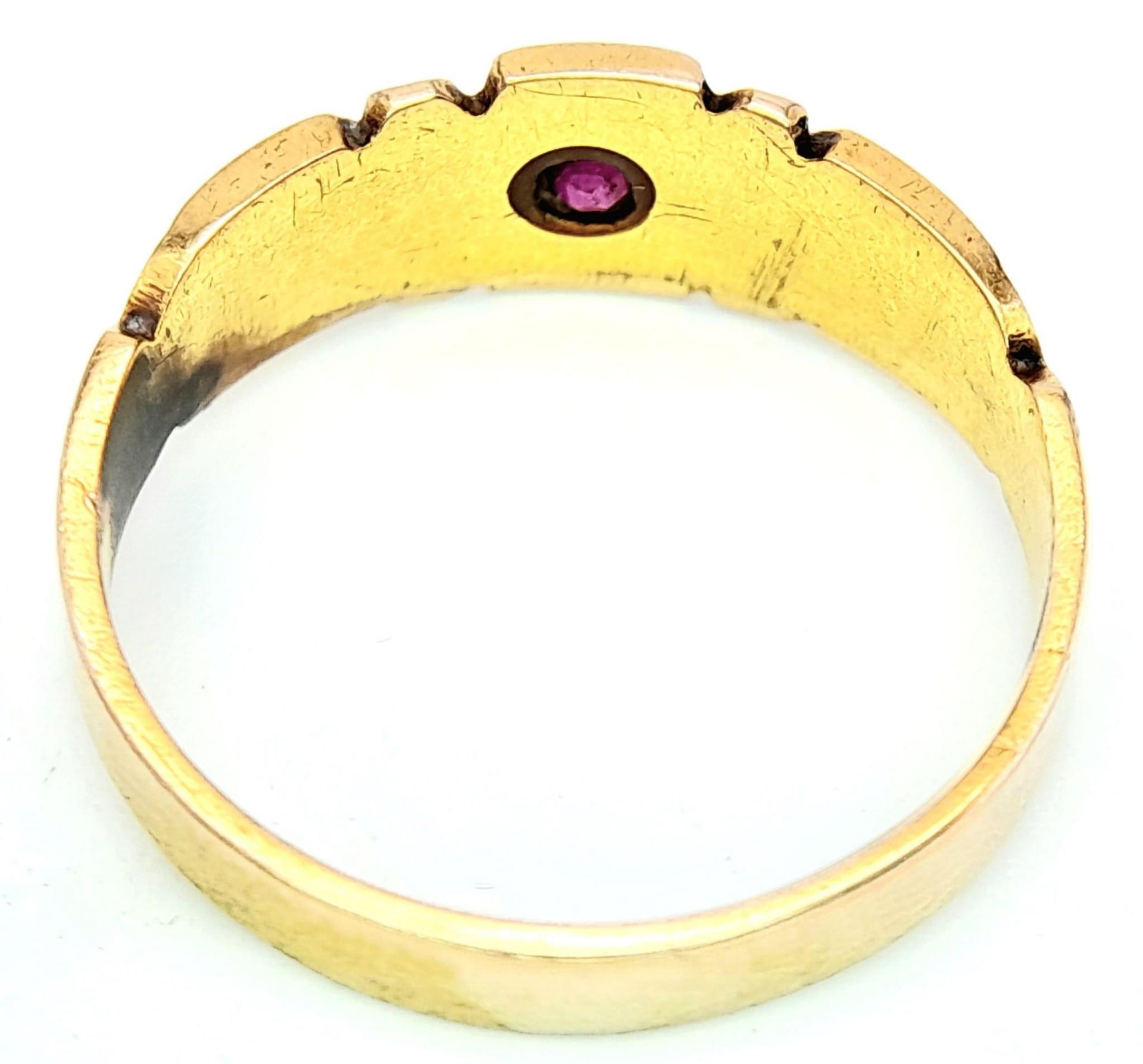AN ANTIQUE 15K YELLOW GOLD RUBY AND PEARL RING. 2.9G. SIZE O. HALLMARKED CHESTER EITHER 1851 0R 1896 - Bild 4 aus 5