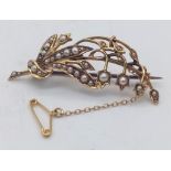 An antique 15 K yellow gold floral brooch with natural seed pearls and security chain, dimensions: