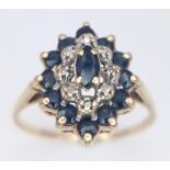 A 9K YELLOW GOLD DIAMOND & SAPPHIRE CLUSTER RING. 2G. SIZE Q.