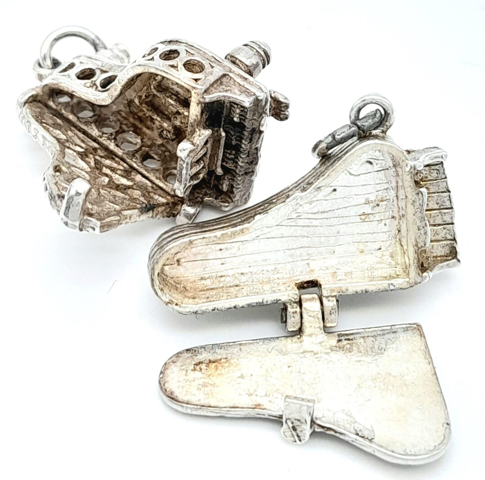 A collection of 3 vintage silver piano motif articulated charms/pendants. Total weight 12.5G - Image 8 of 11