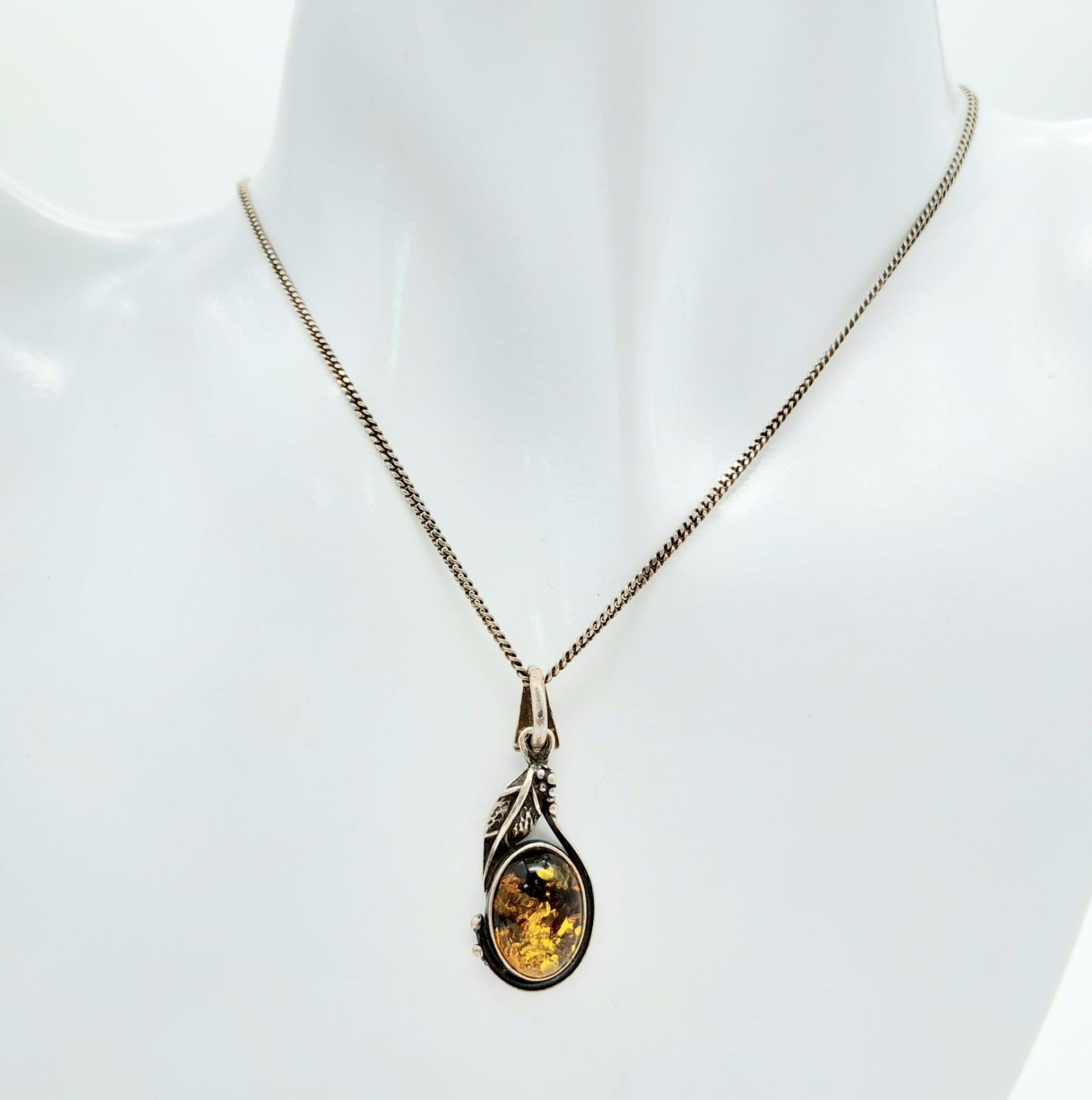 A matching set of 925 silver Amber jewellery include a pair of earrings and a pendant on silver - Bild 4 aus 13