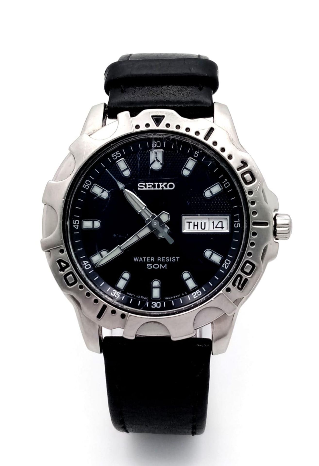 A Vintage Seiko Quartz Gents Watch. Black leather strap. Stainless steel case - 38mm. Blue dial with - Image 2 of 5