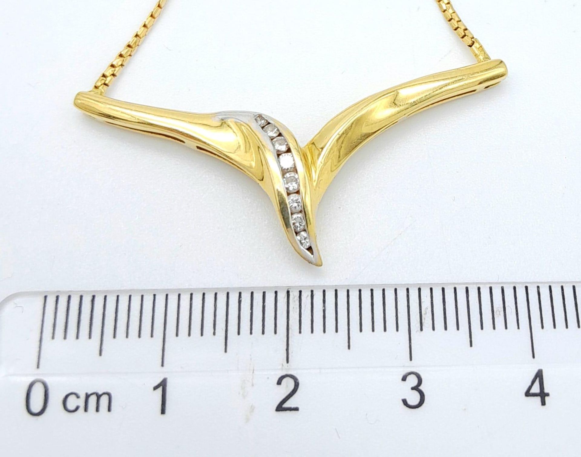 An 18K Yellow Gold Necklace with Attached 18K and Diamond Chevron Pendant. 40cm. 6.3g - Image 5 of 6