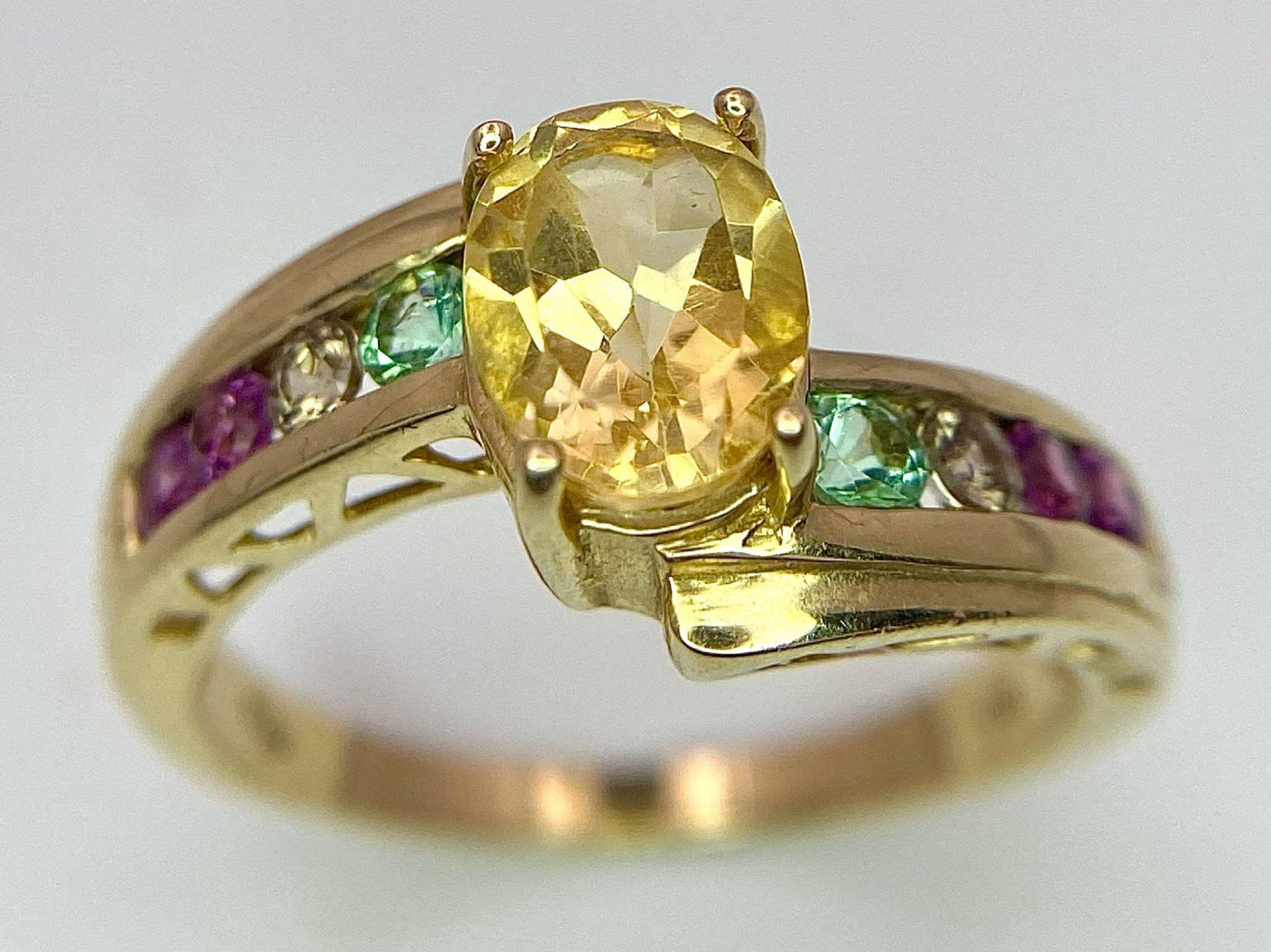 A MULTI GEMSTONE IIN CROSSOVER STYLE WITH LAERGE CITRINE CENTRE STONE SET IN 10K GOLD . 3.5gms - Image 3 of 13