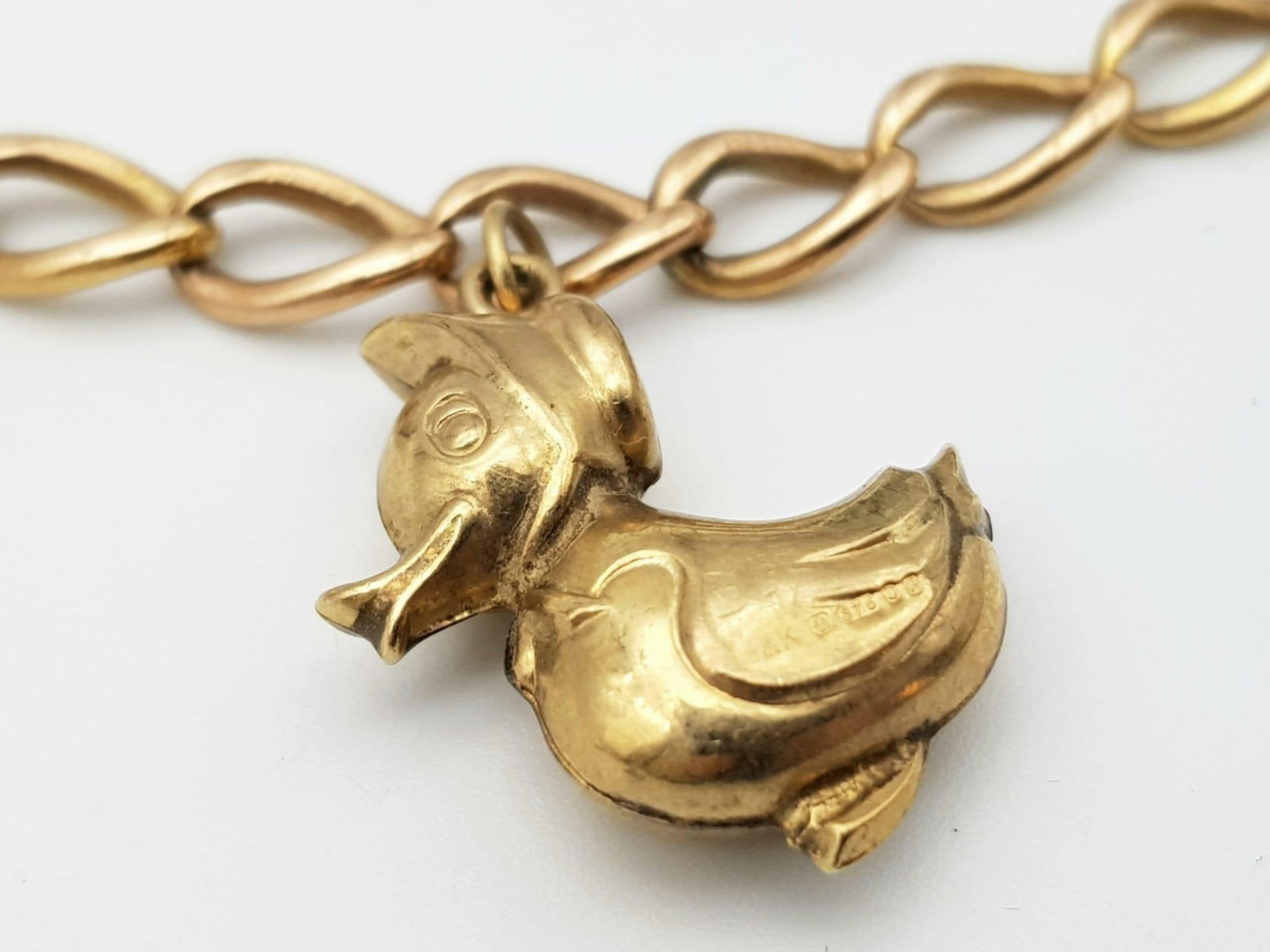 A vintage 9 K rose gold chain bracelet with a padlock clasp and two chams (a snail and a duck). Good - Image 3 of 6