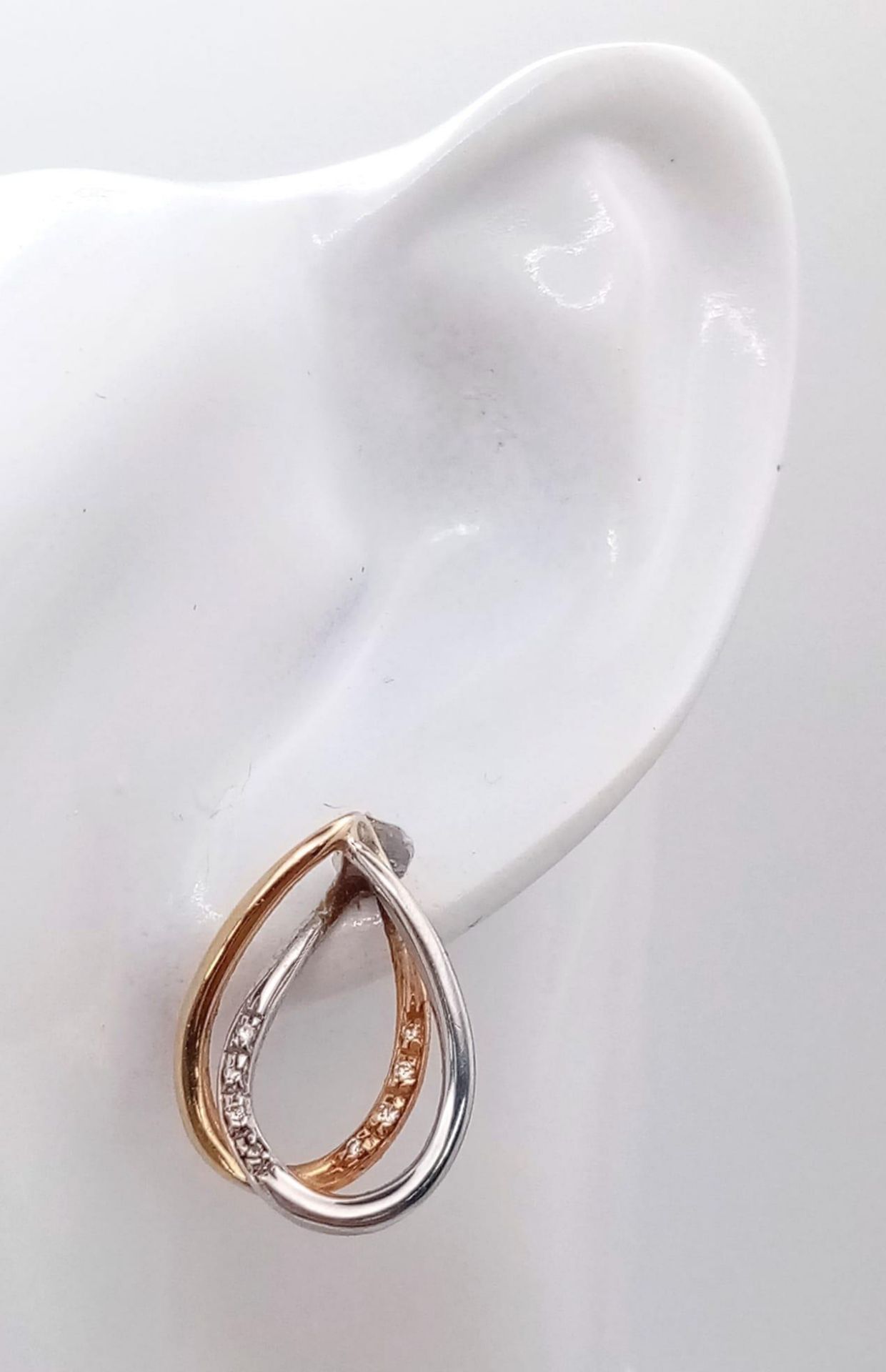 A Pair of 18K 2 Colour Diamond Set Drop Stud Earrings. Need butterfly backs. 2.1cm length, 6g - Bild 3 aus 5