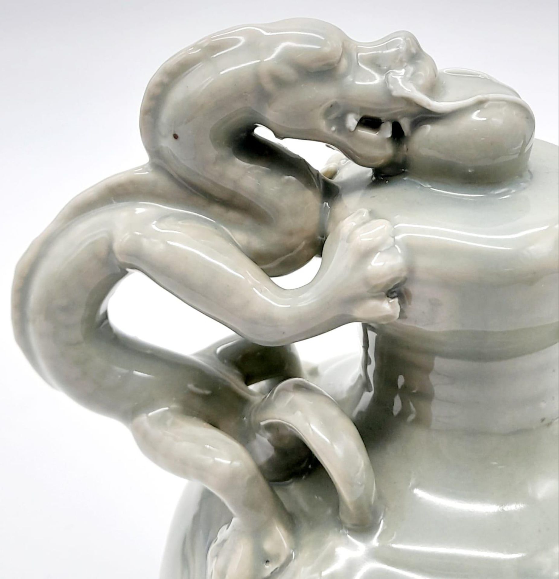 An Antique (Early 20th Century) Chinese Celadon Porcelain Dragon Pot. Beautifully modelled with a - Bild 4 aus 5