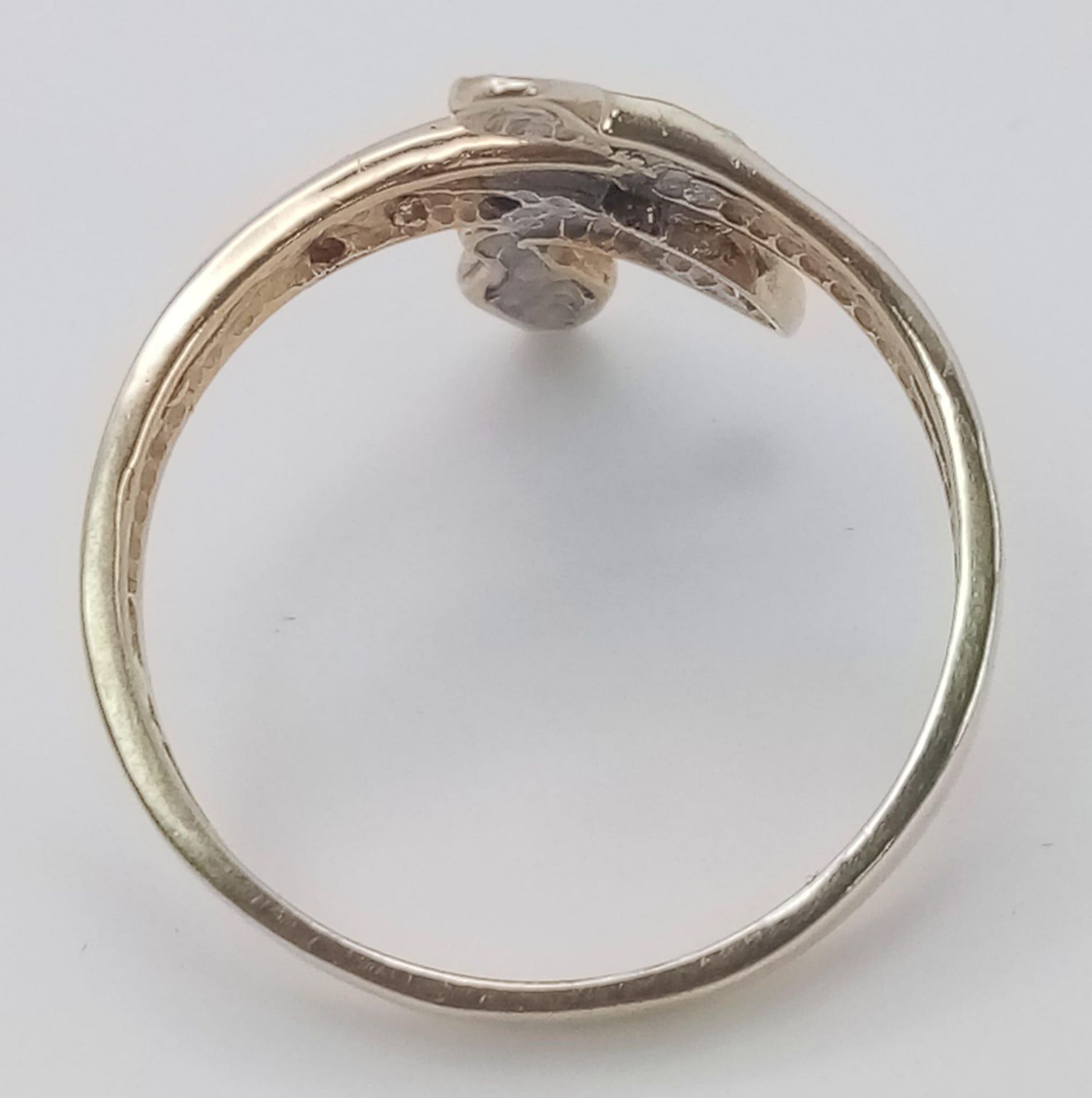 A 9K YELLOW GOLD WHITE STONE SET SNAKE RING. 3G. SIZE S. - Image 4 of 5