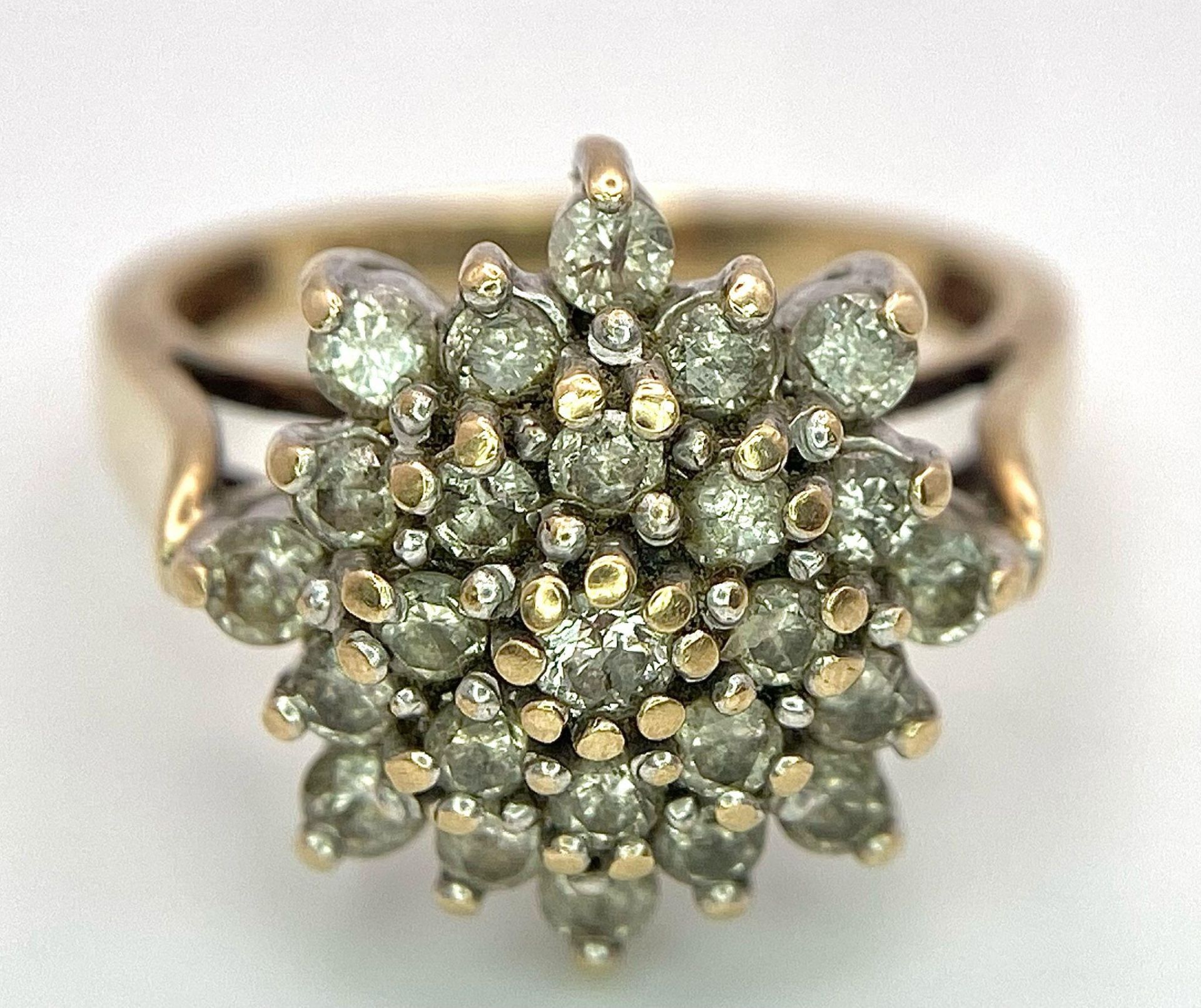 A 9K GOLD DIAMOND CLUSTER RING . 5gms size O - Bild 3 aus 5