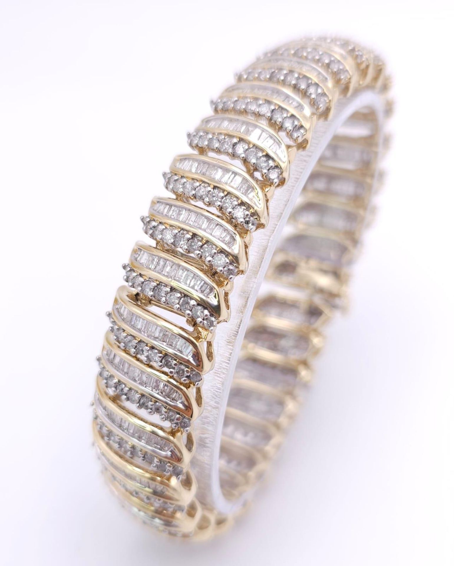 A BEAUTIFUL HEAD-TURNING 14K YELLOW GOLD DIAMOND TENNIS BRACELET WITH A MIXTURE OF ROUND AND