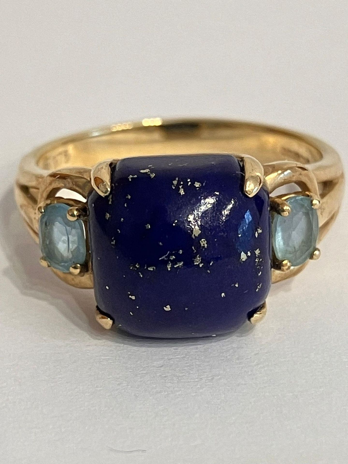 Beautiful 9 carat GOLD and LAPIS LAZULI RING. Having a large polished LAPIS GEMSTONE set to top