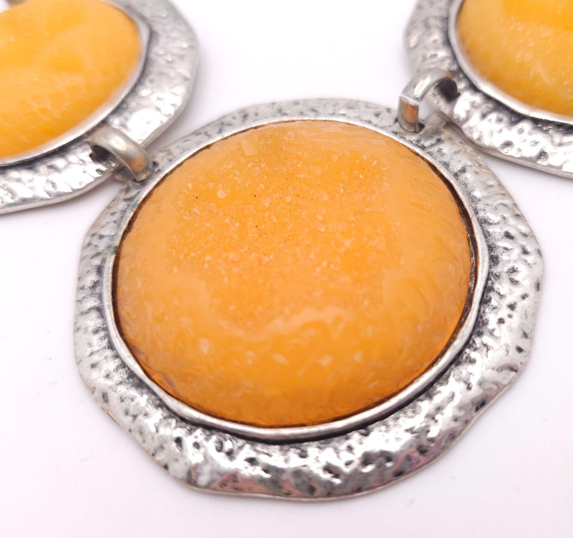 An Egg Yolk Amber Resin Necklace and Earrings Set. 46cm necklace. earrings - 5cm. - Image 4 of 13