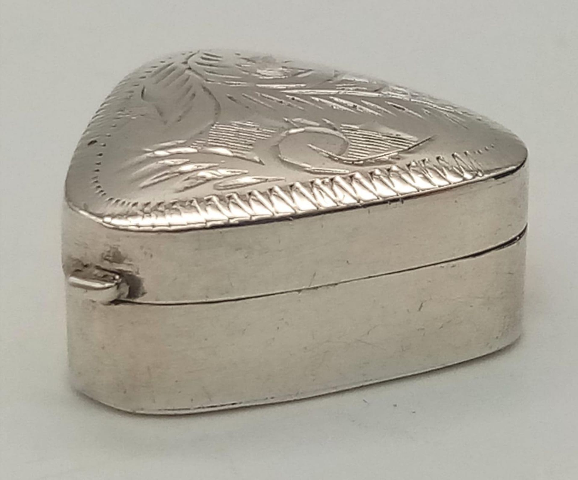 A TRIANGULAR STERLING SILVER TRINKLET BOX/PILL BOX, NICELY ENGRAVED ON TOP, WEIGHT 7.1G - Bild 5 aus 12